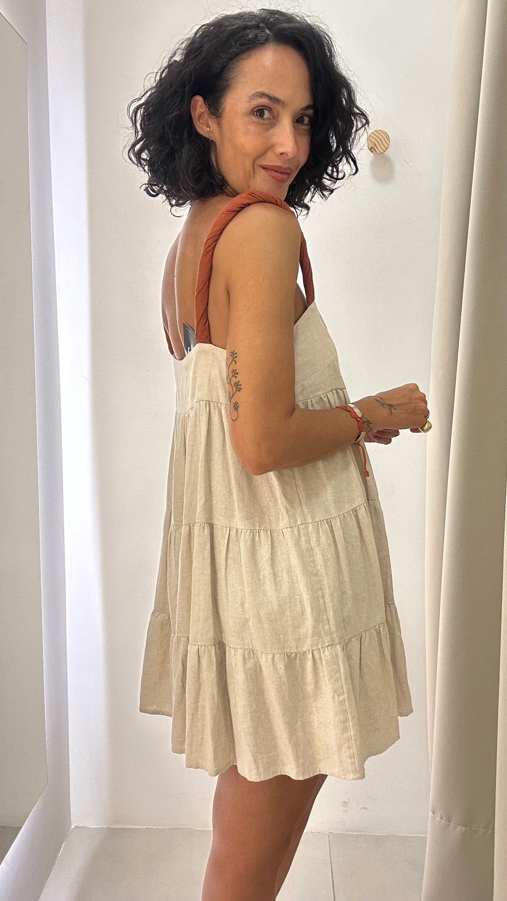 Vestido em Tom Cru Linho Açude