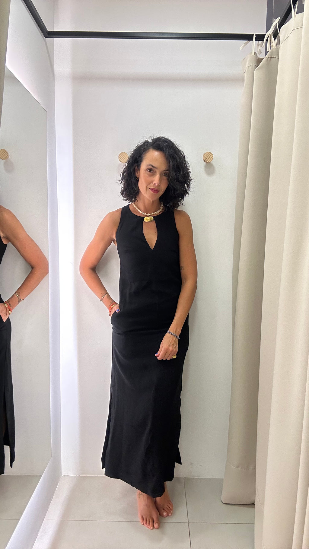 Vestido Preto com Recorte no Decote