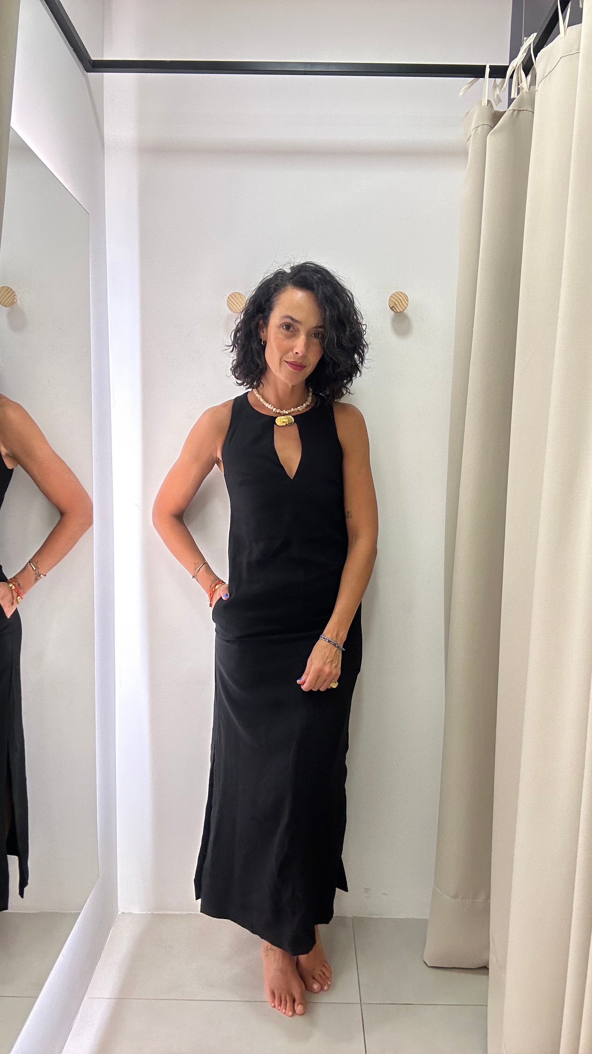 Vestido Preto com Recorte no Decote