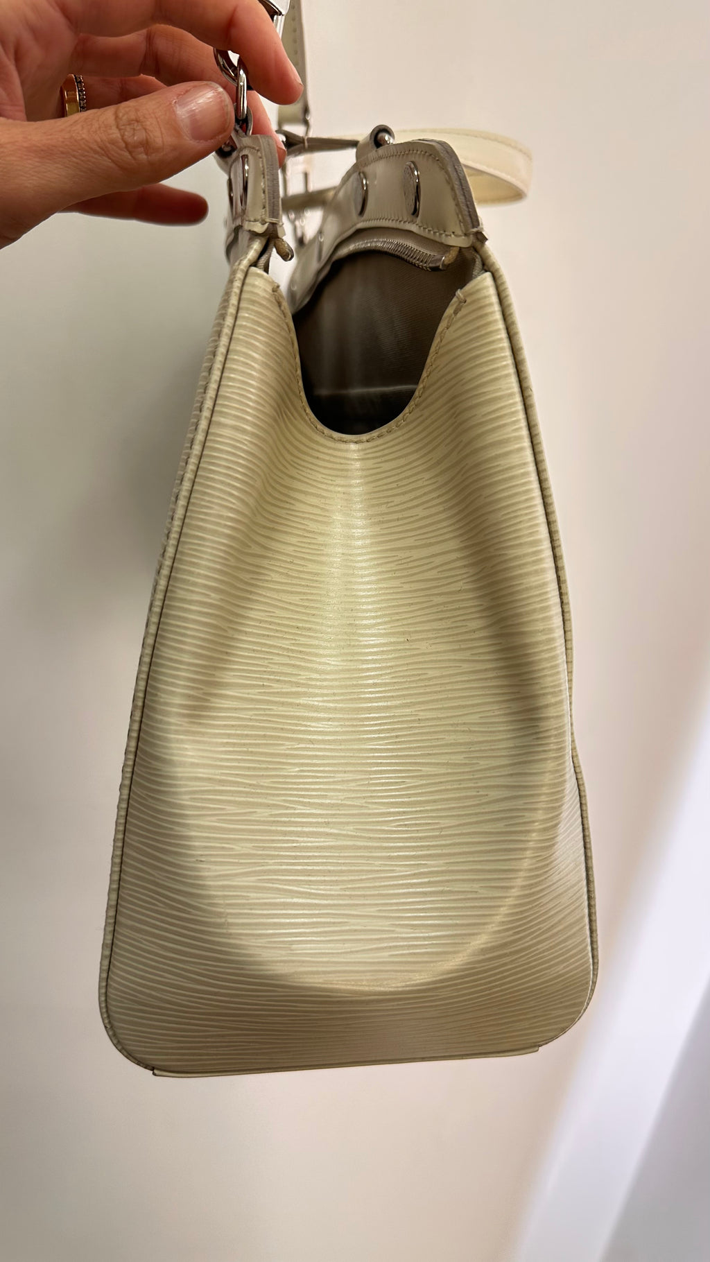 Bolsa Tote Louis Vuitton Brea Epi GM Marfim