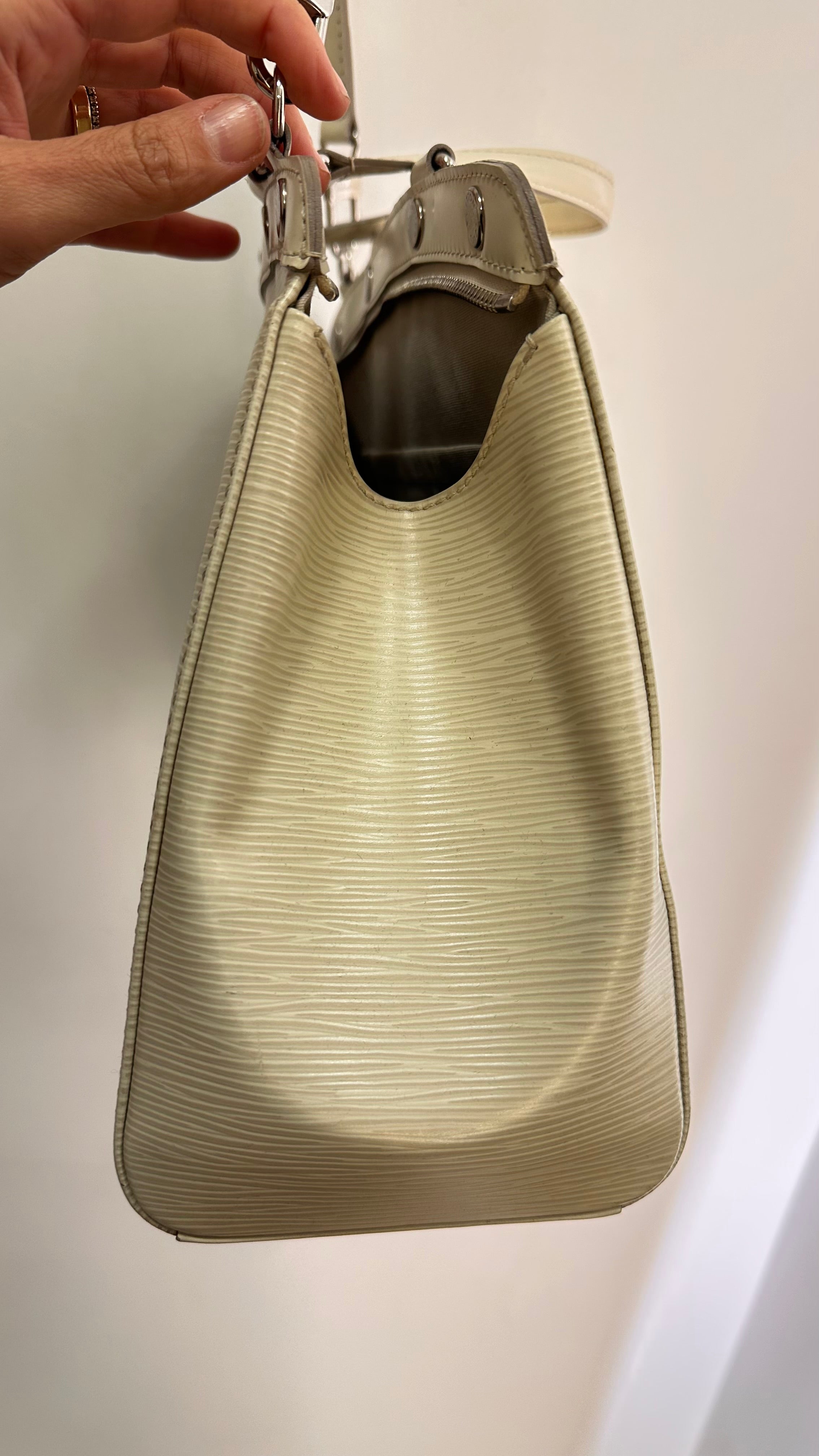 Bolsa Tote Louis Vuitton Brea Epi GM Marfim