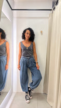 Calça Jeans com barra ajustada com botões