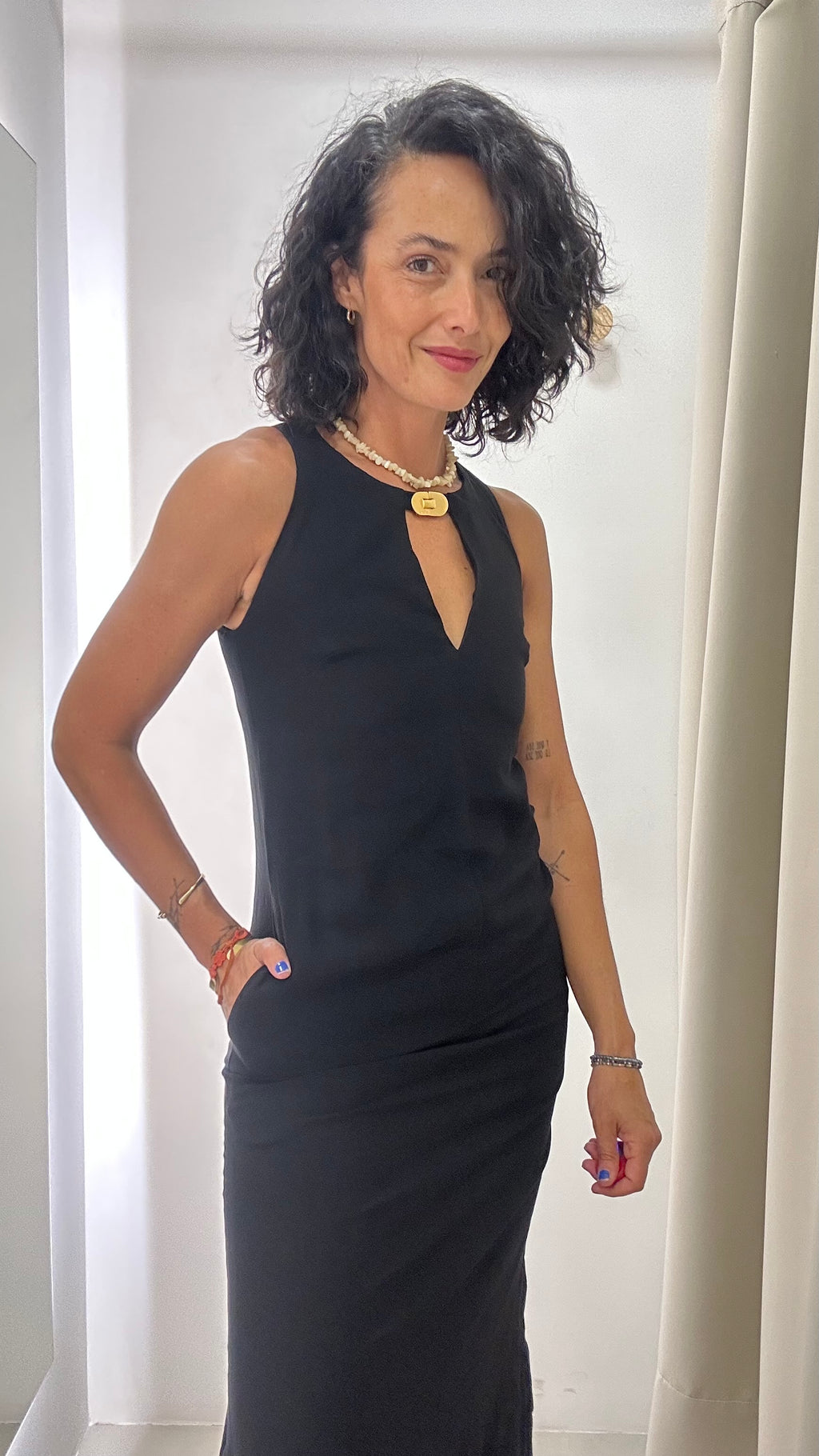 Vestido Preto com Recorte no Decote