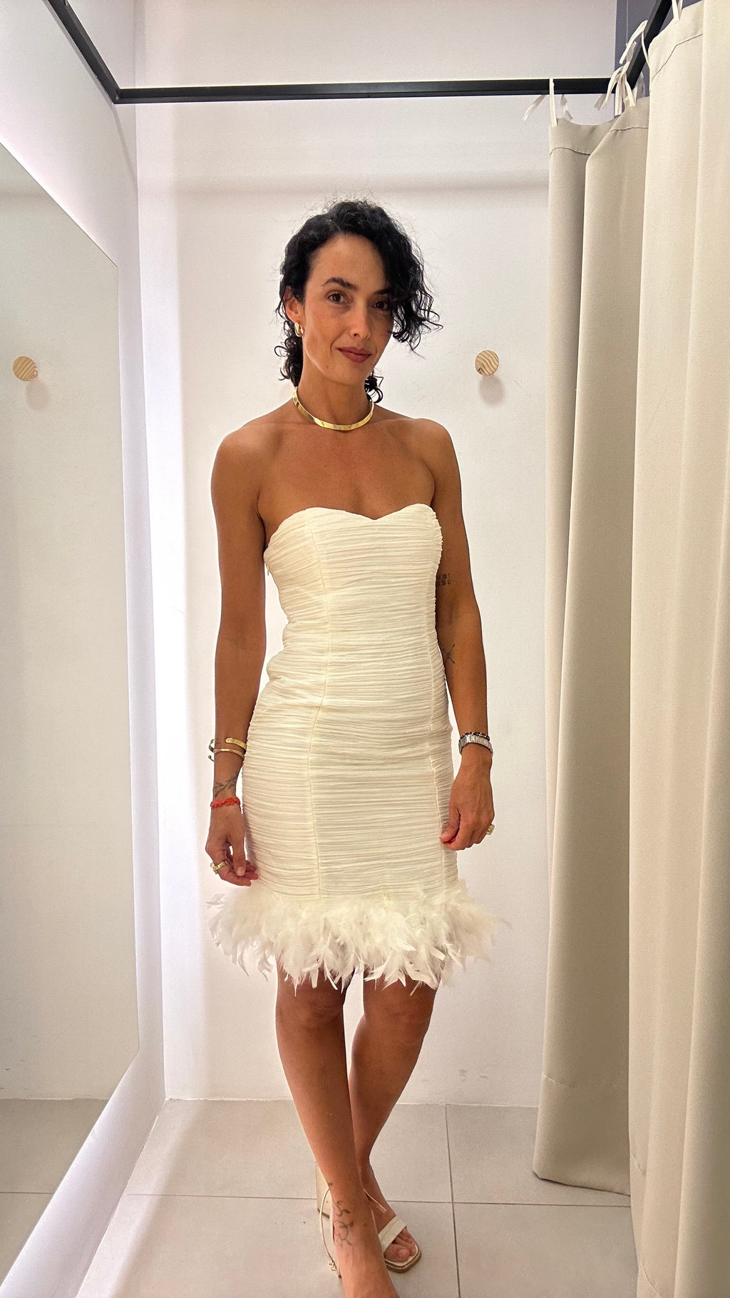 Vestido Drapeado Branco com Plumas na Barra