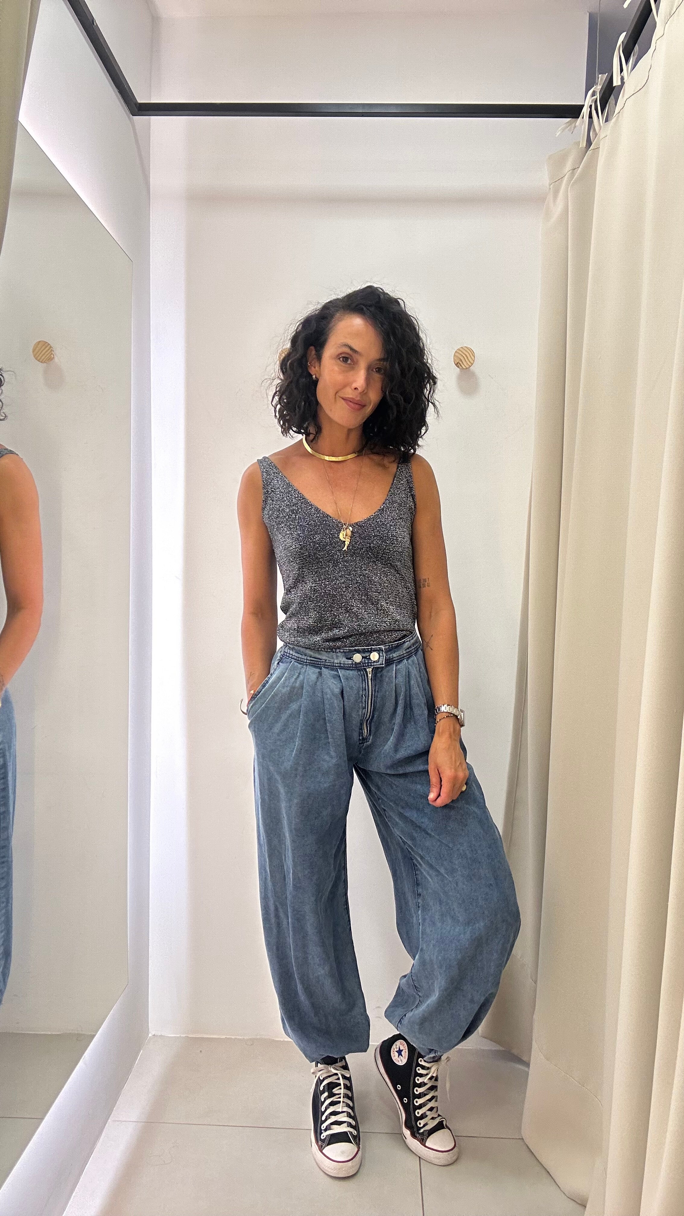 Calça Jeans com barra ajustada com botões