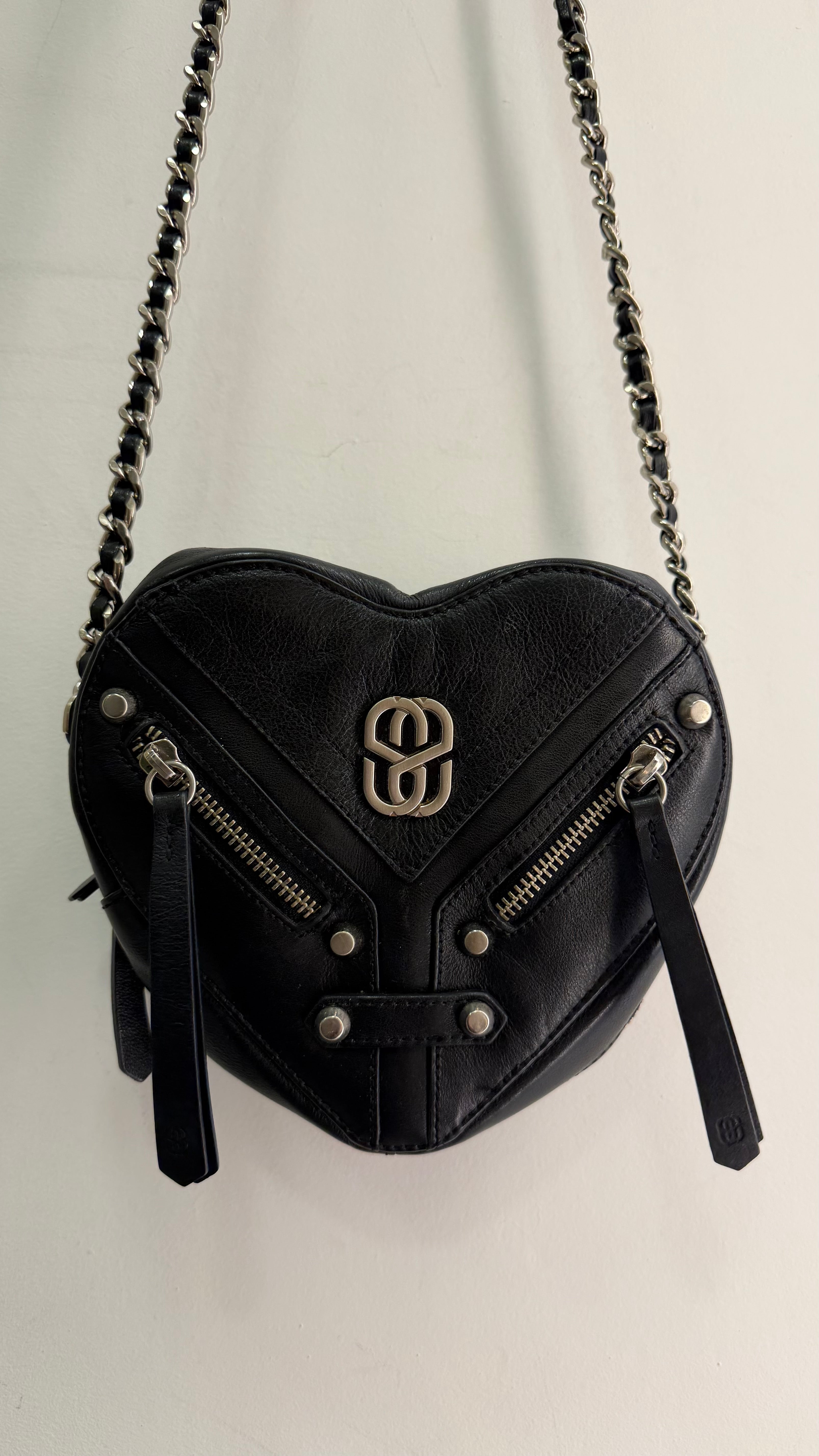 Bolsa couro coração Schutz