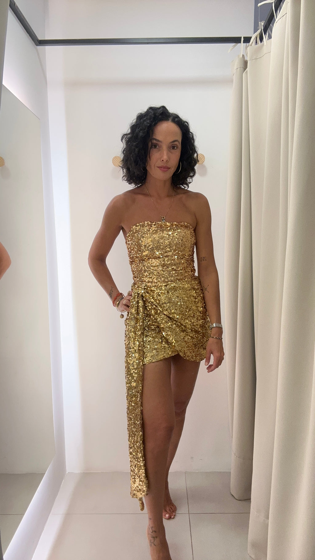 Vestido de Festa Curto Dourado em Paete