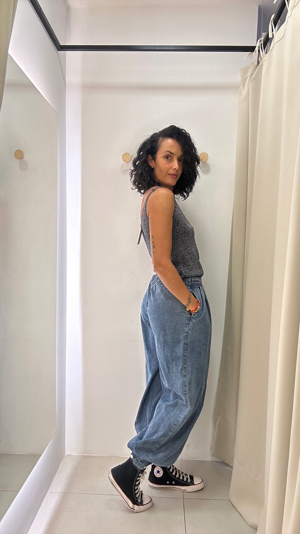 Calça Jeans com barra ajustada com botões