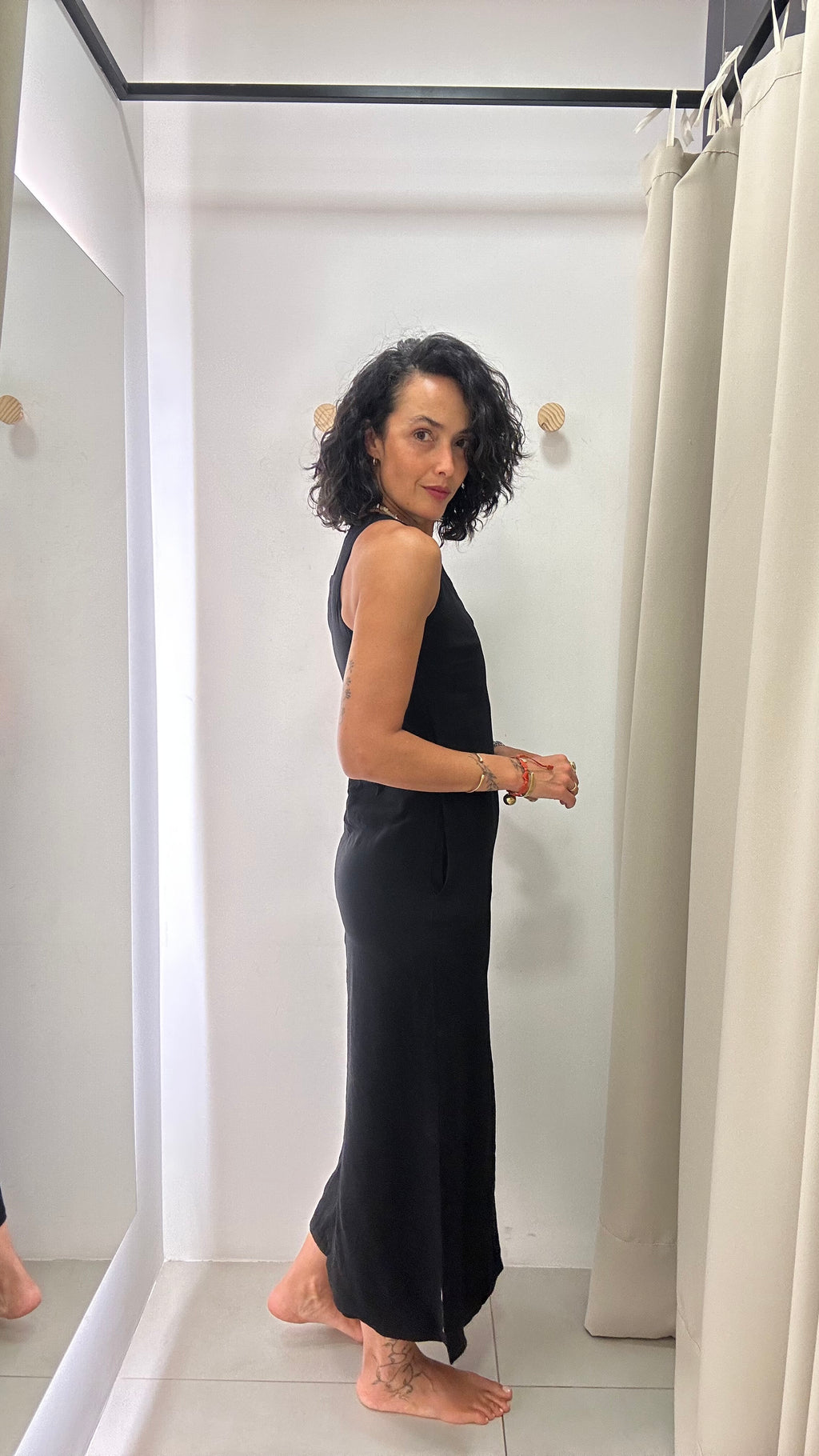 Vestido Preto com Recorte no Decote