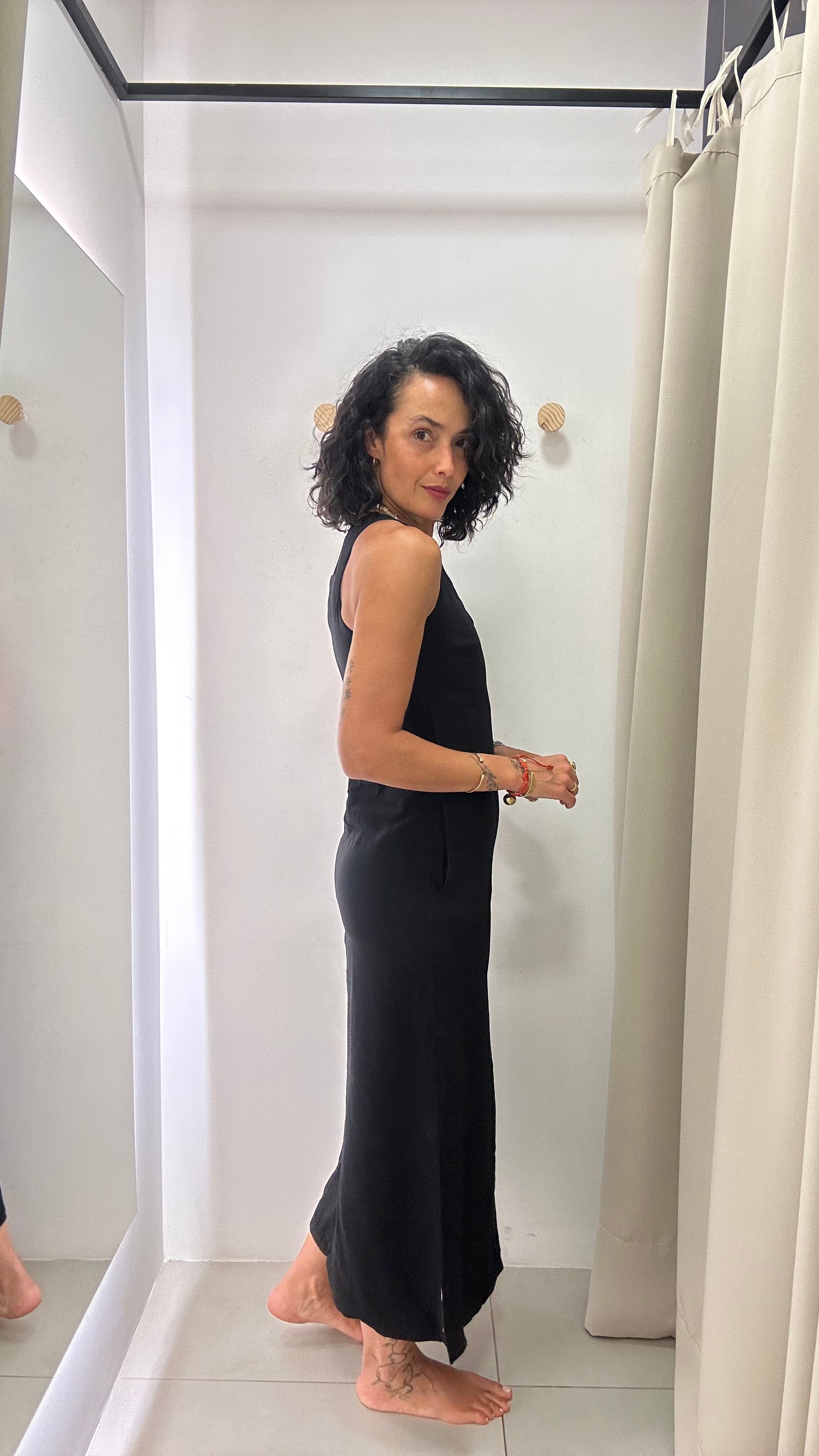 Vestido Preto com Recorte no Decote