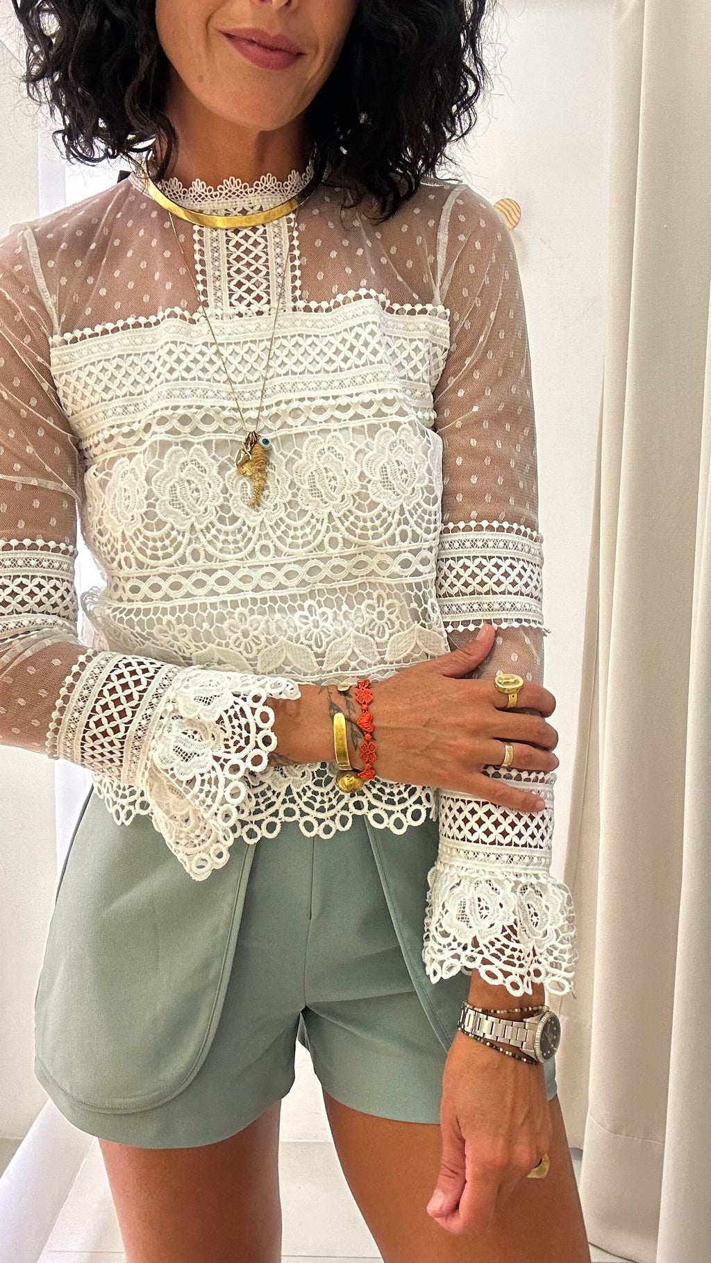 Blusa de Manga Longa com Renda e Transparência