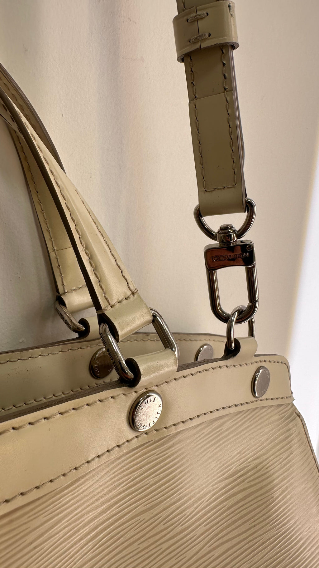 Bolsa Tote Louis Vuitton Brea Epi GM Marfim