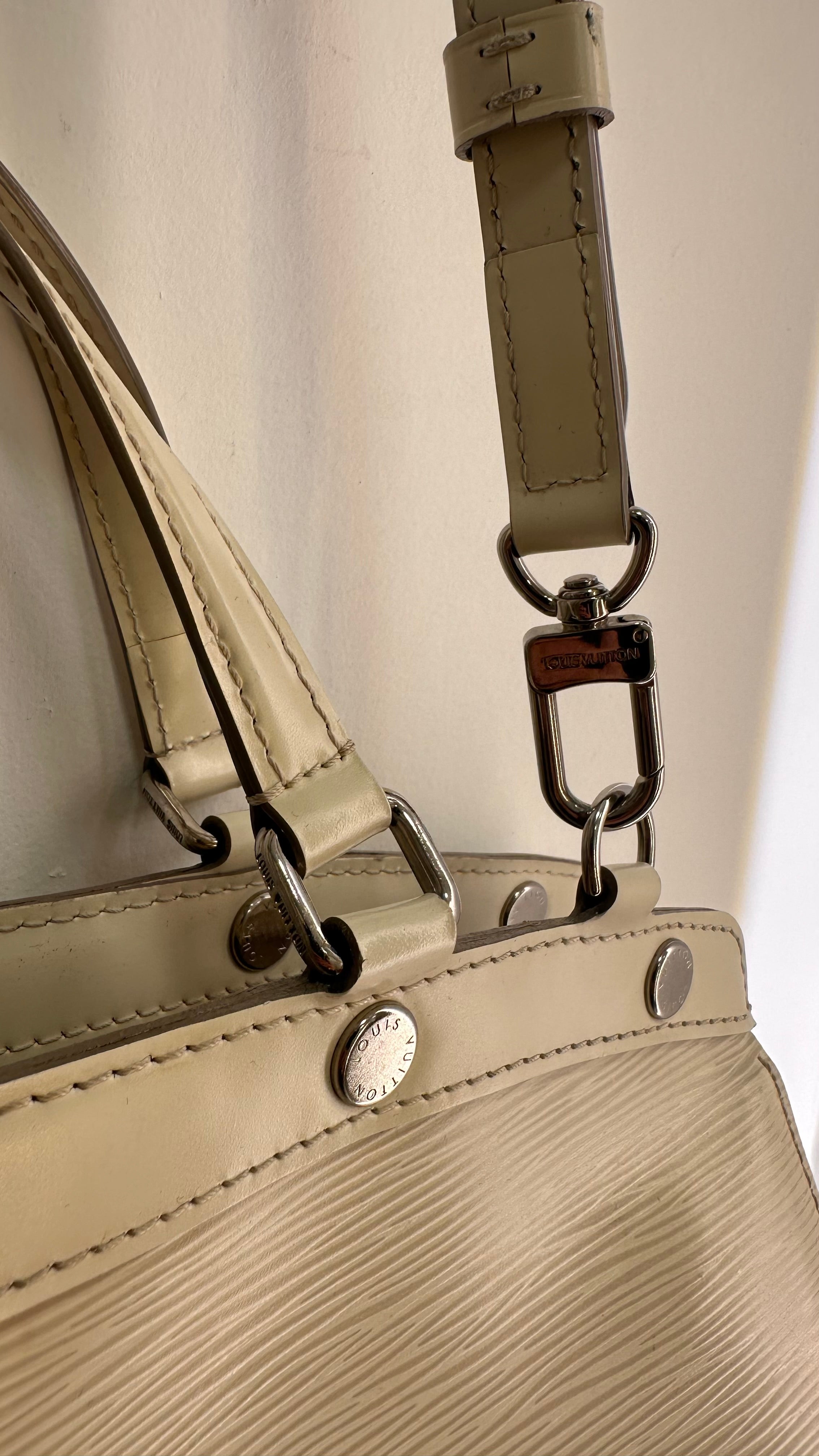 Bolsa Tote Louis Vuitton Brea Epi GM Marfim