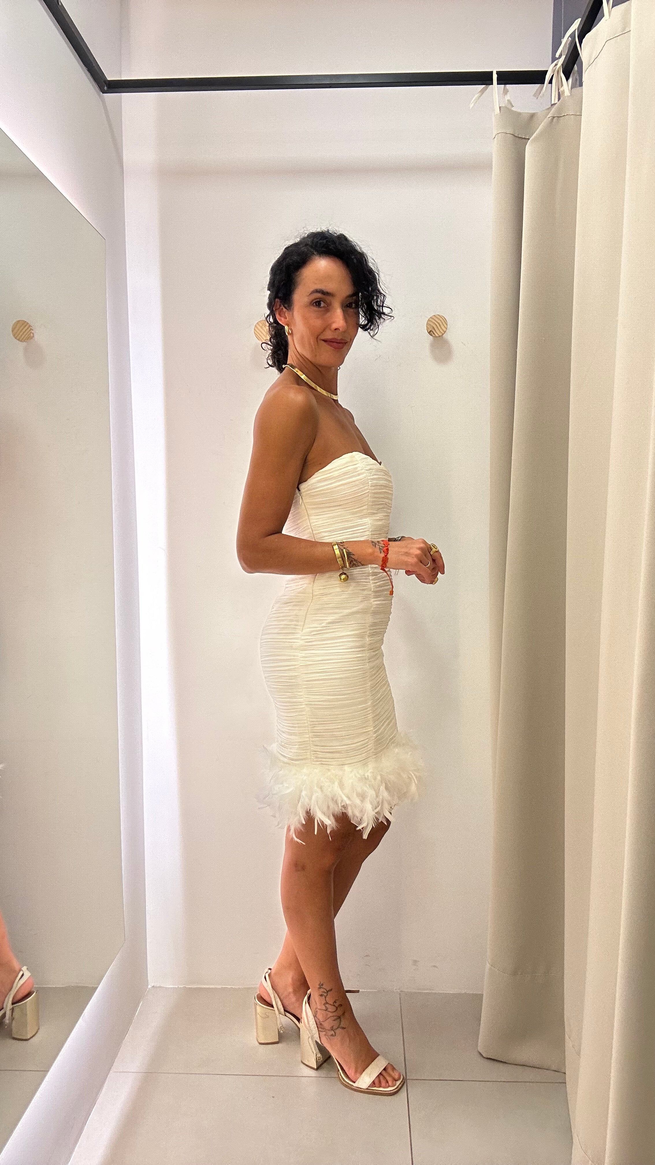 Vestido Drapeado Branco com Plumas na Barra