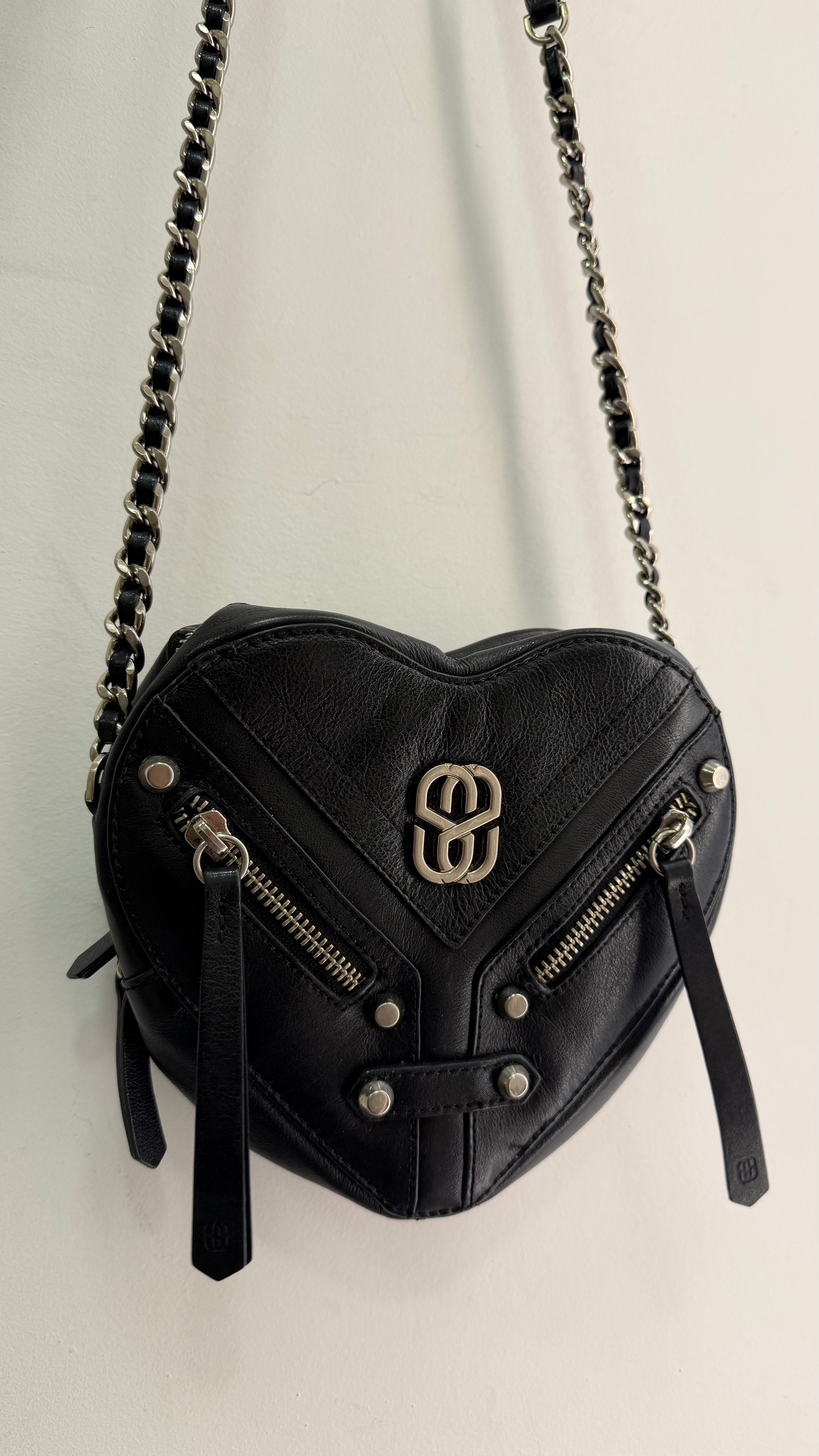 Bolsa couro coração Schutz