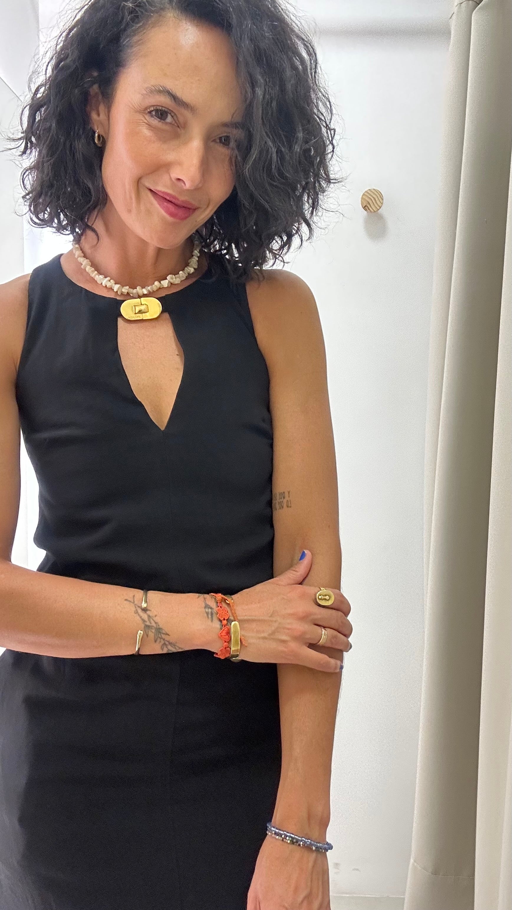 Vestido Preto com Recorte no Decote