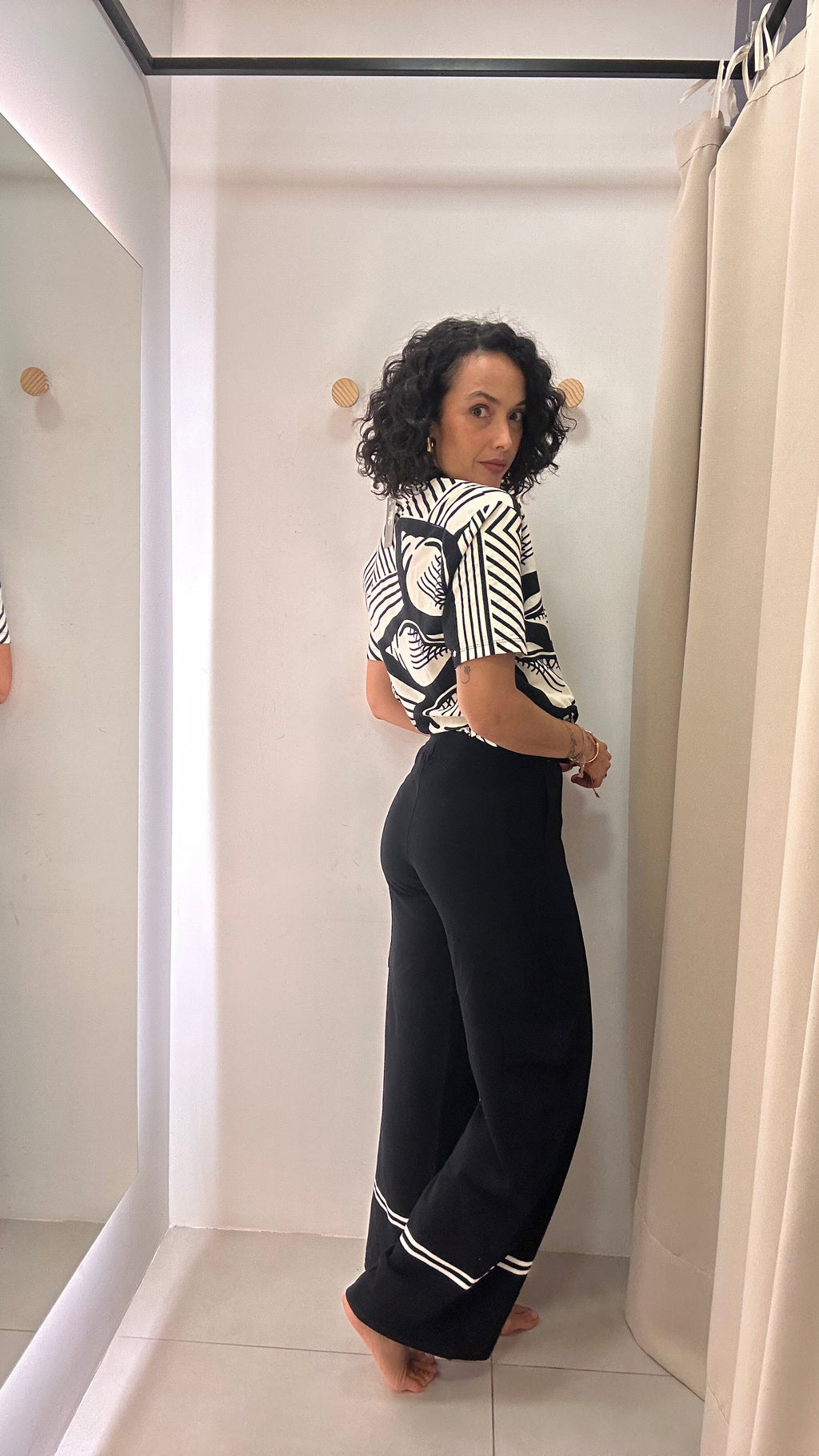 Calça Preta com Detalhe na Barra