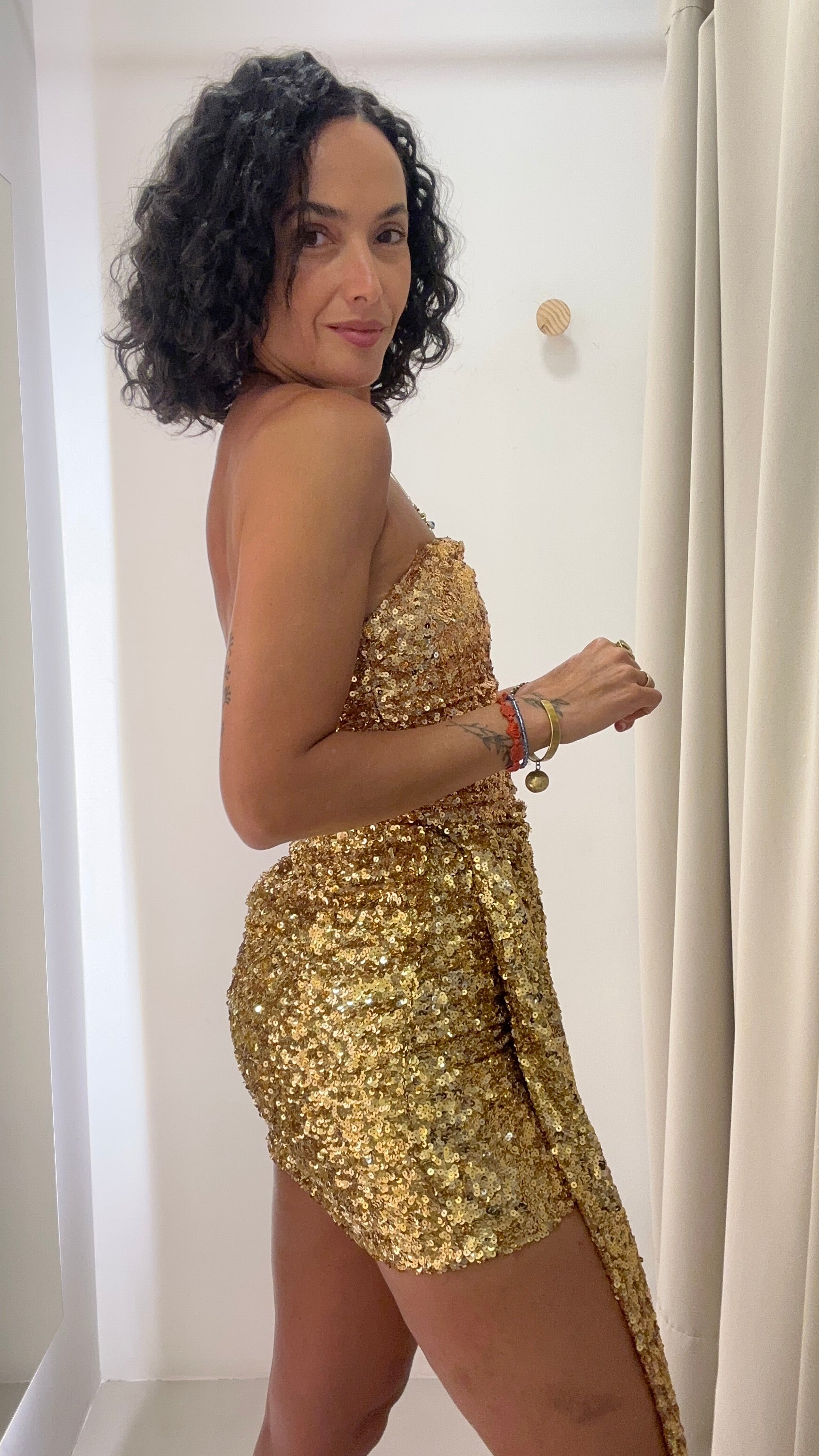 Vestido de Festa Curto Dourado em Paete