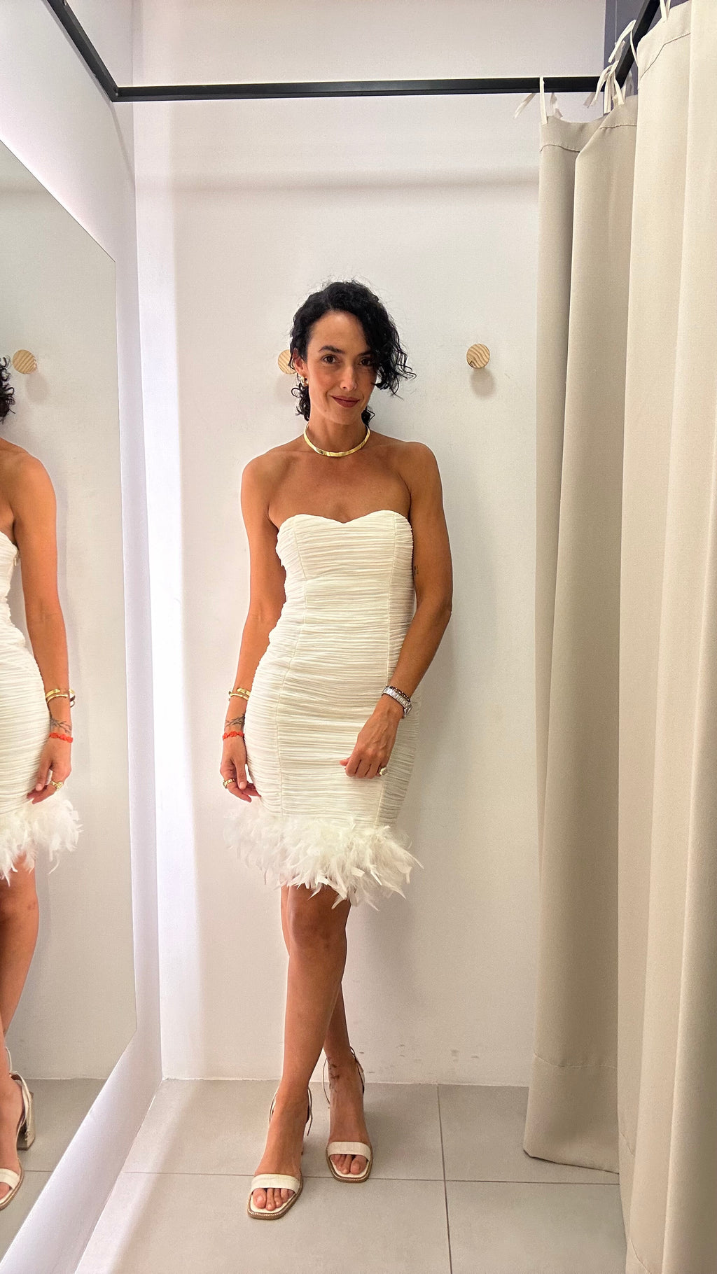 Vestido Drapeado Branco com Plumas na Barra