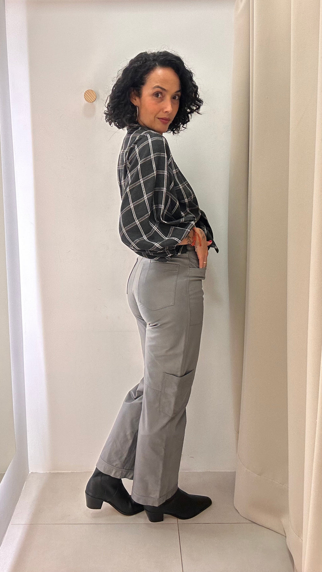 Calça Cinza de Couro Madre Reina