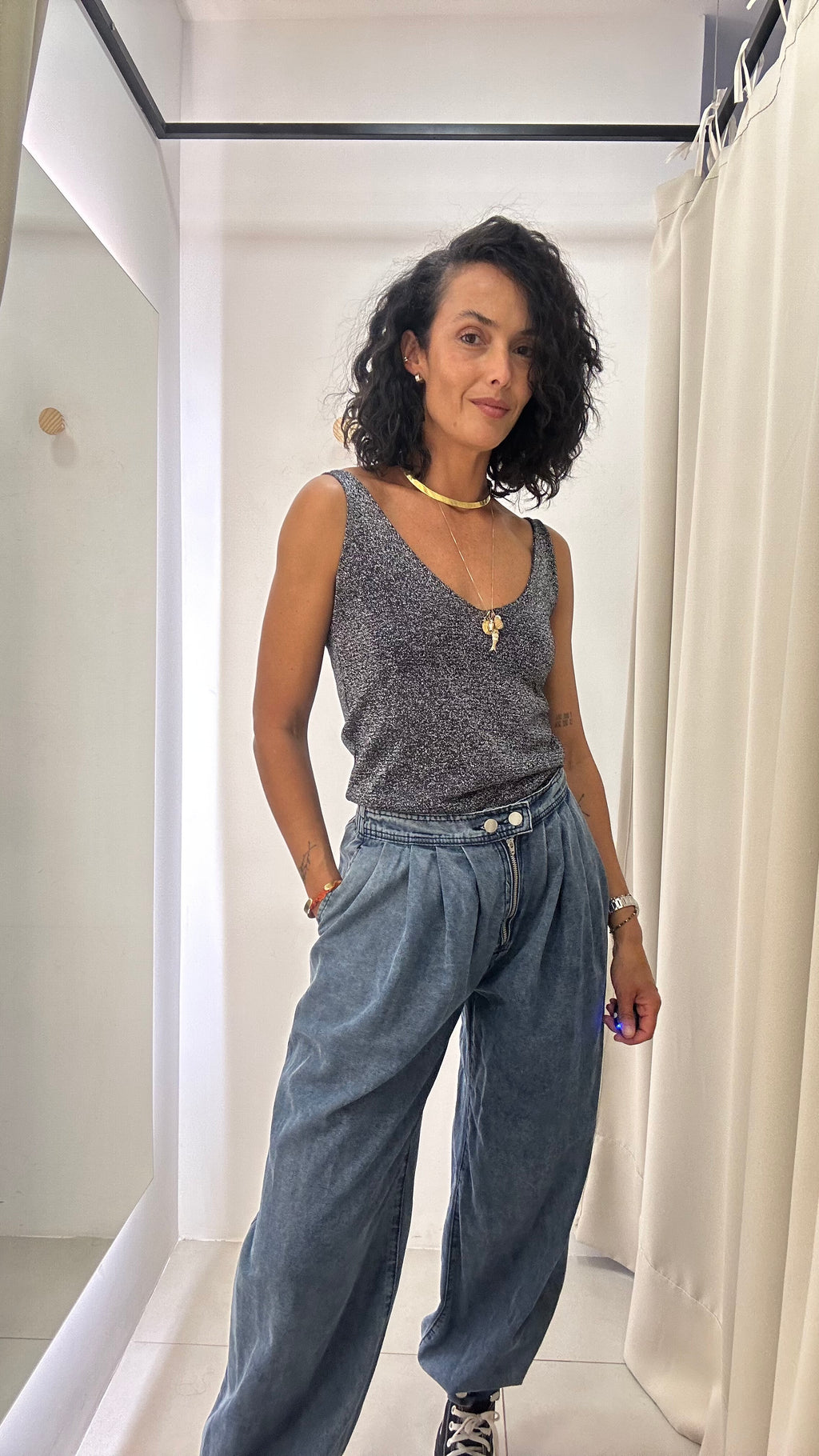 Calça Jeans com barra ajustada com botões