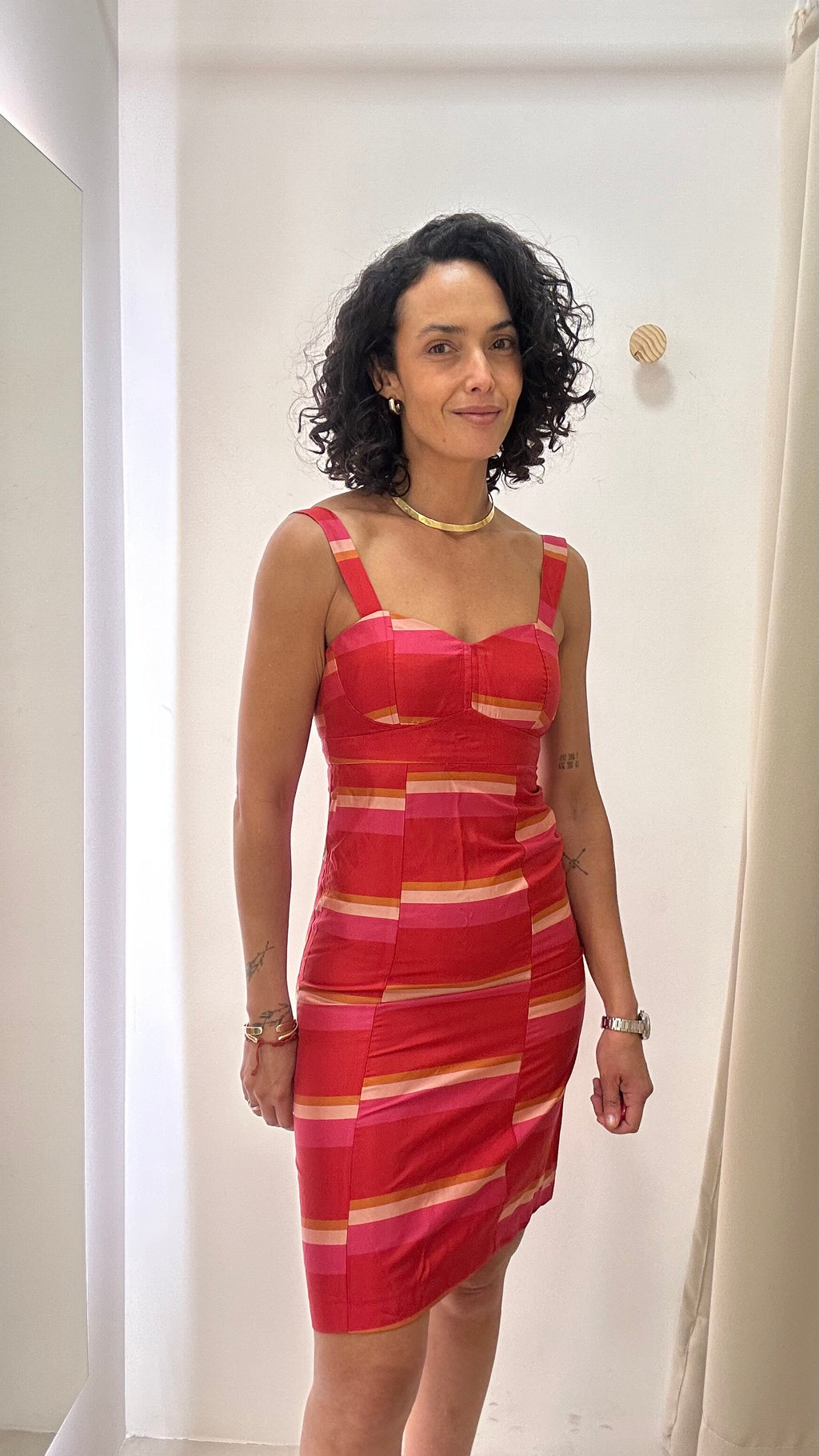 Vestido Curto Padrão Geométrico Colorido