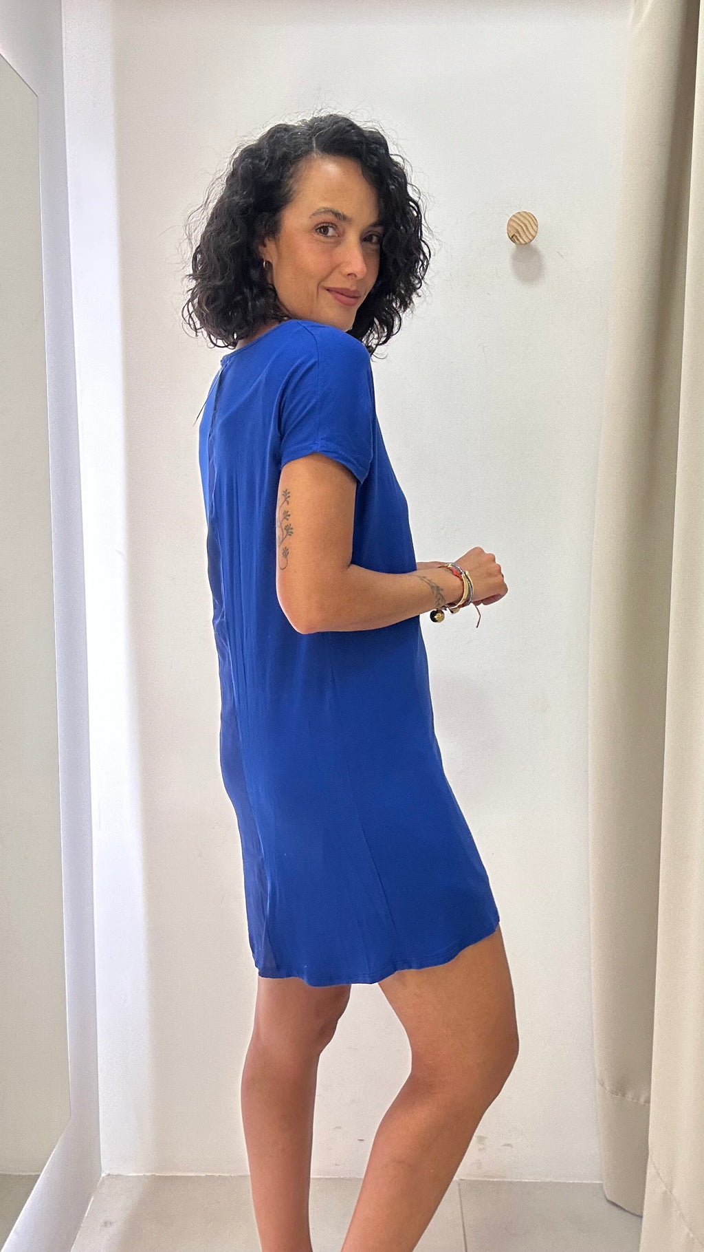Vestido Curto Azul com Anágua