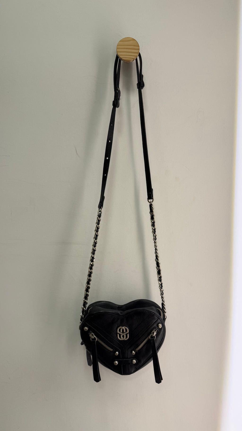 Bolsa couro coração Schutz