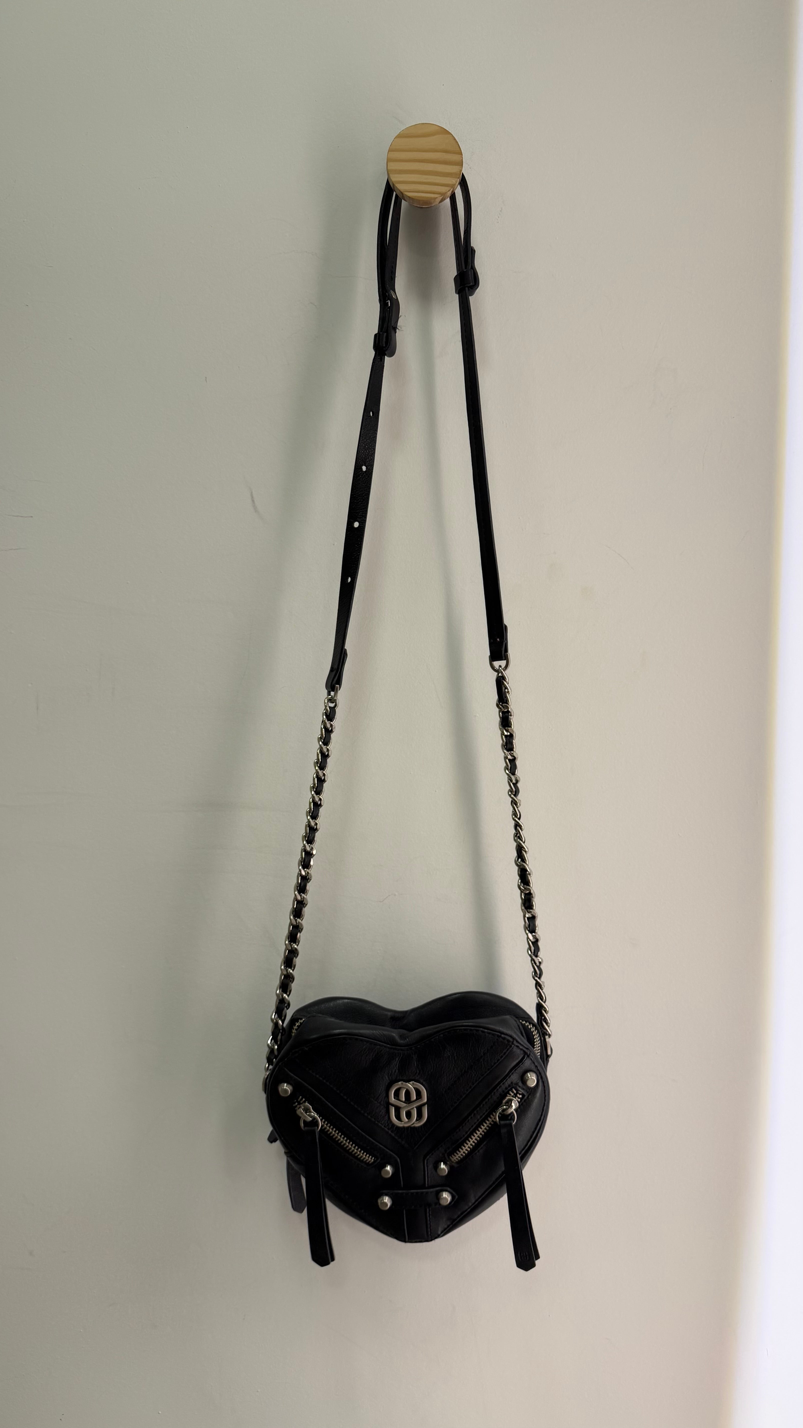 Bolsa couro coração Schutz
