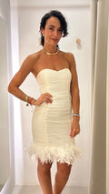 Vestido Drapeado Branco com Plumas na Barra