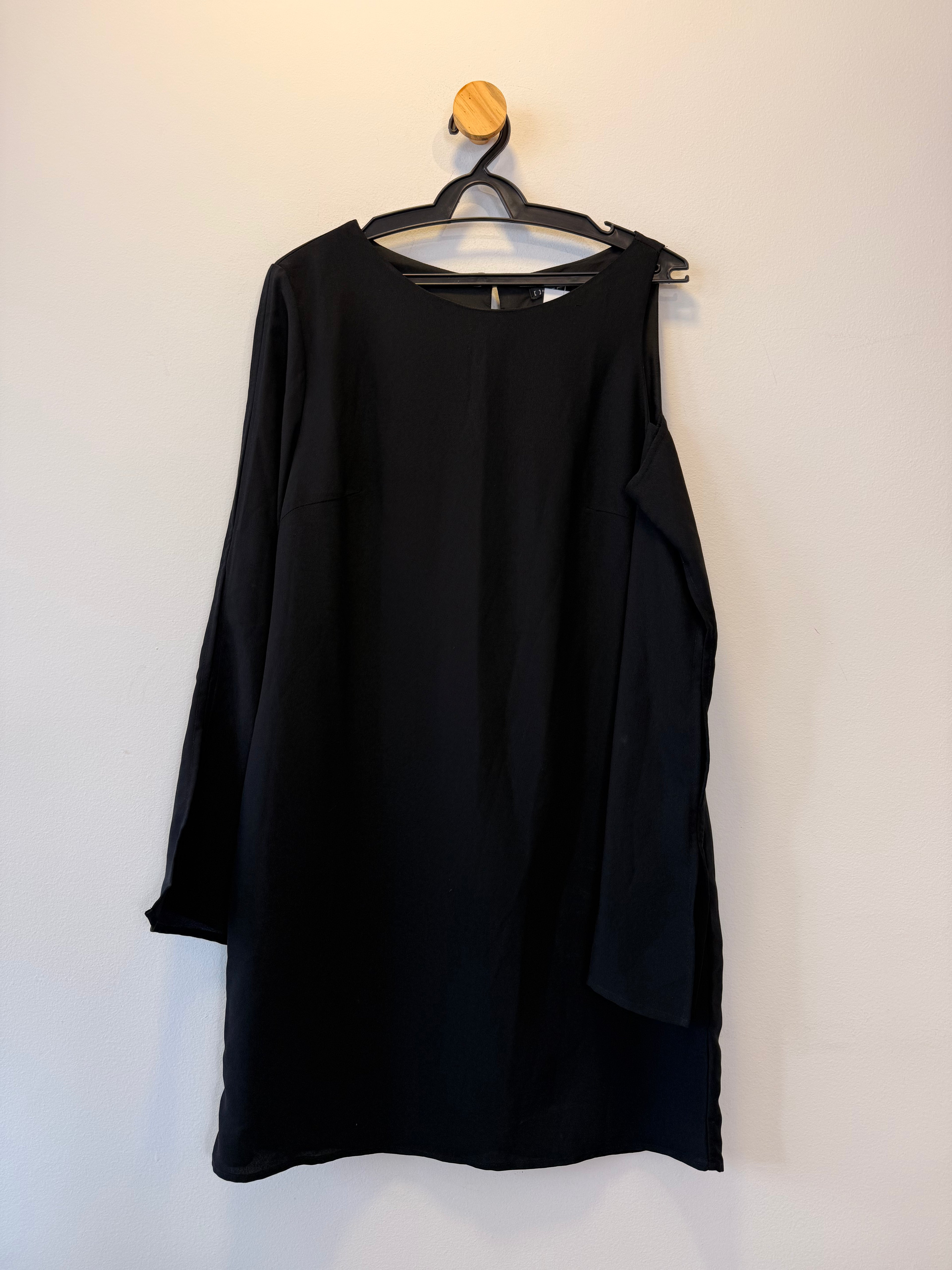 Vestido Preto com Recorte na Manga