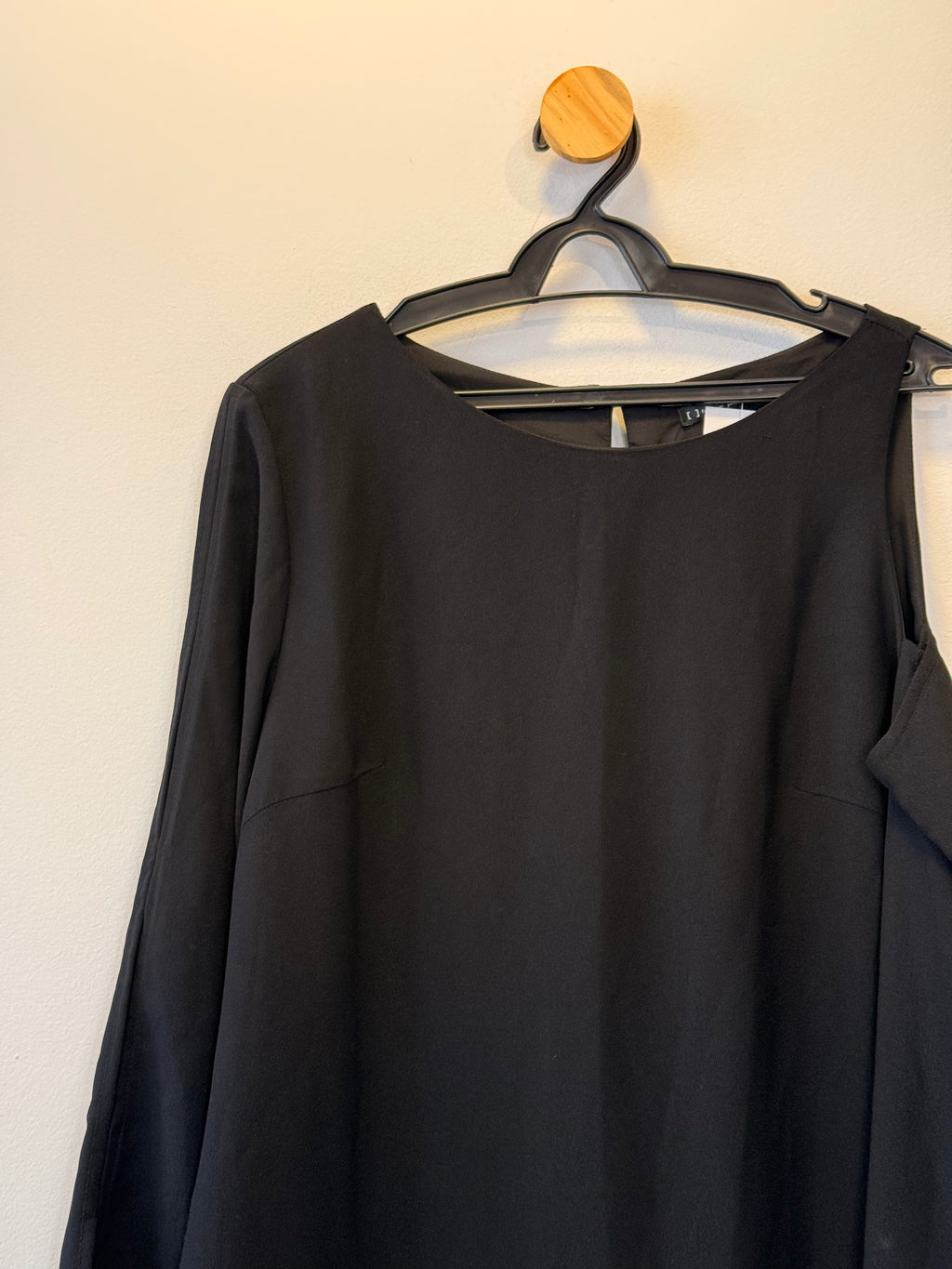 Vestido Preto com Recorte na Manga