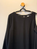 Vestido Preto com Recorte na Manga