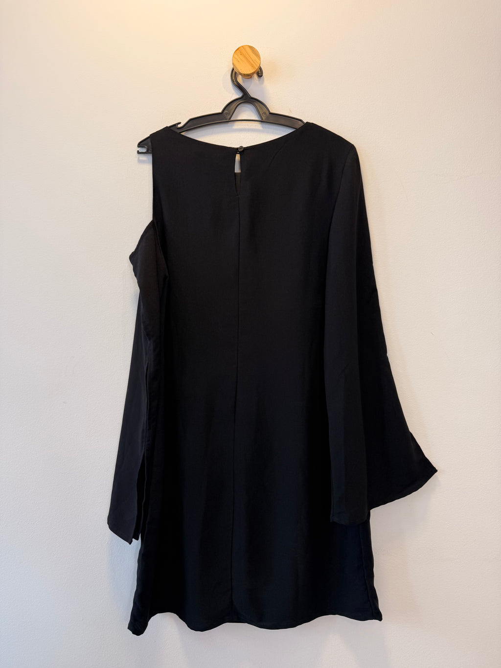 Vestido Preto com Recorte na Manga