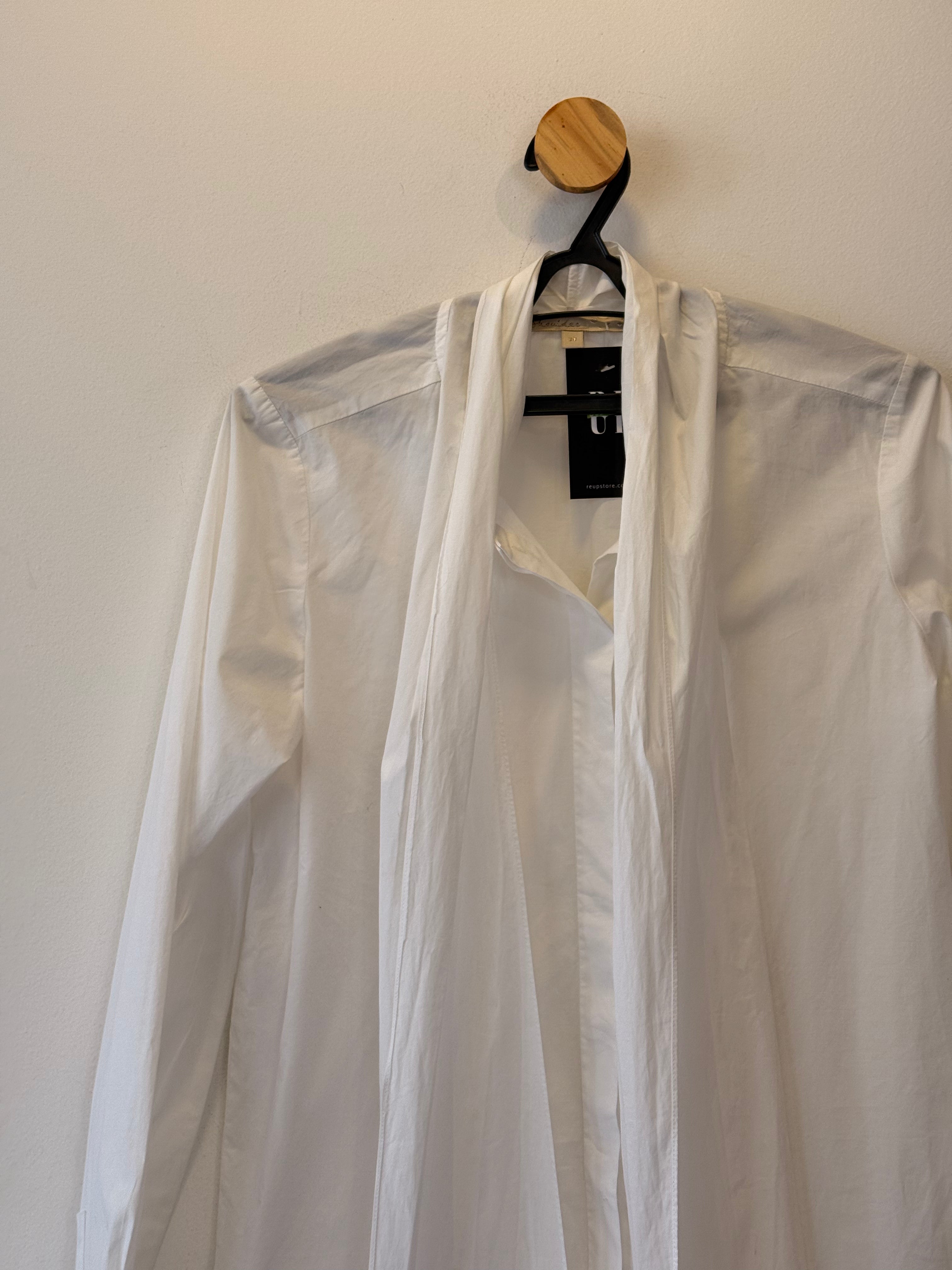 Camisa Branca com Gola Alongada