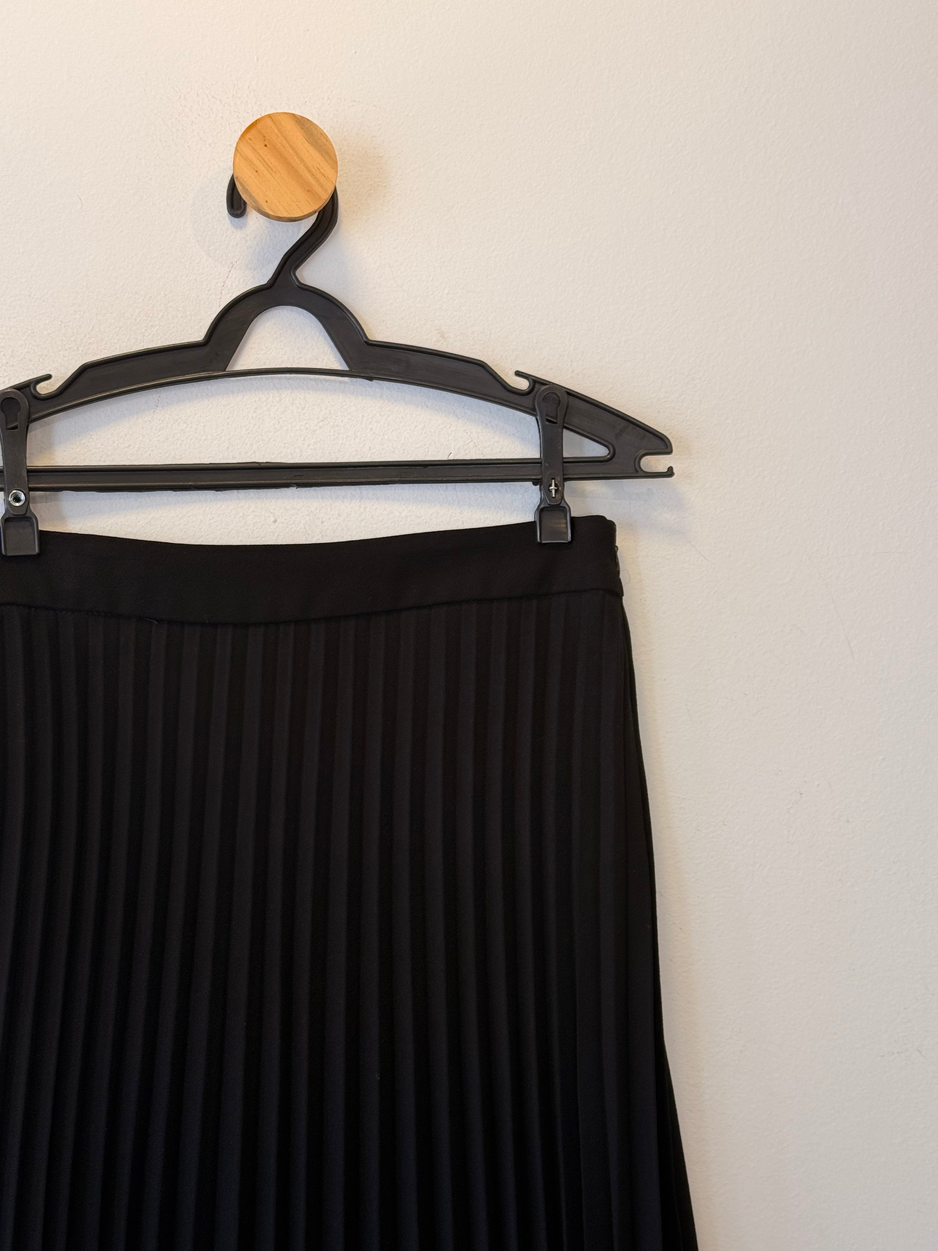 Saia Preta Plissada Amissima