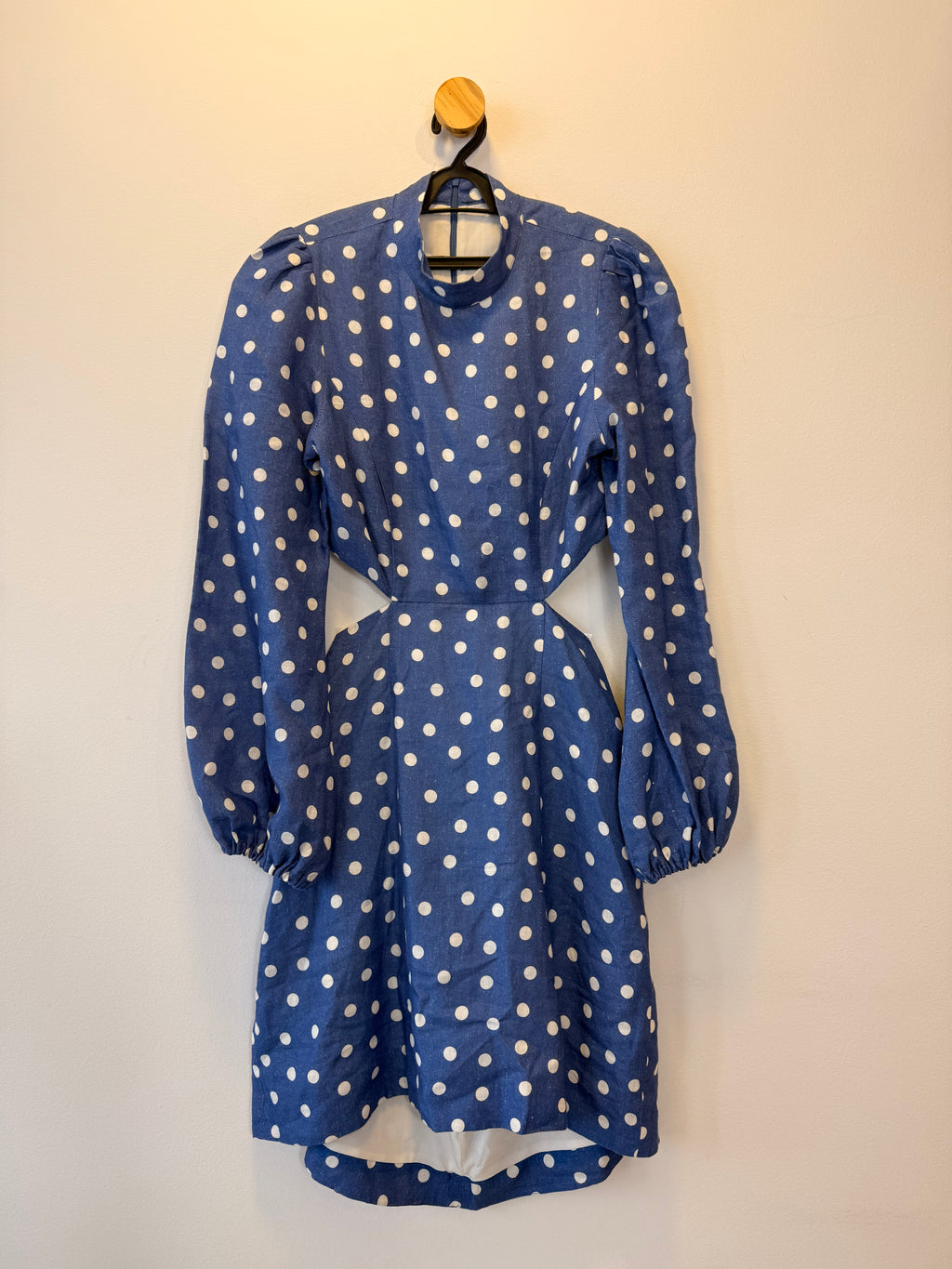 Vestido de Poá Azul com Recortes