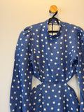 Vestido de Poá Azul com Recortes