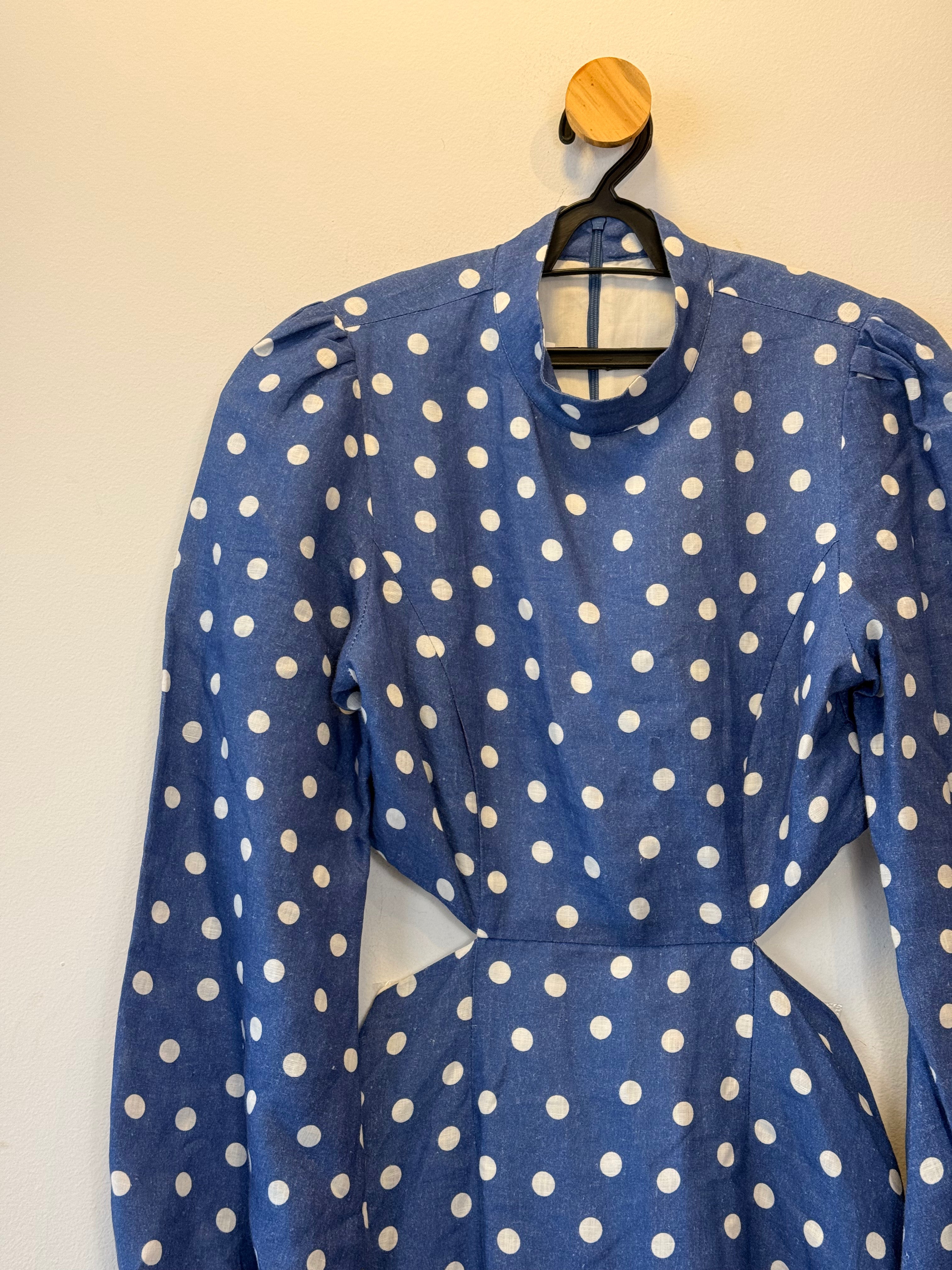 Vestido de Poá Azul com Recortes