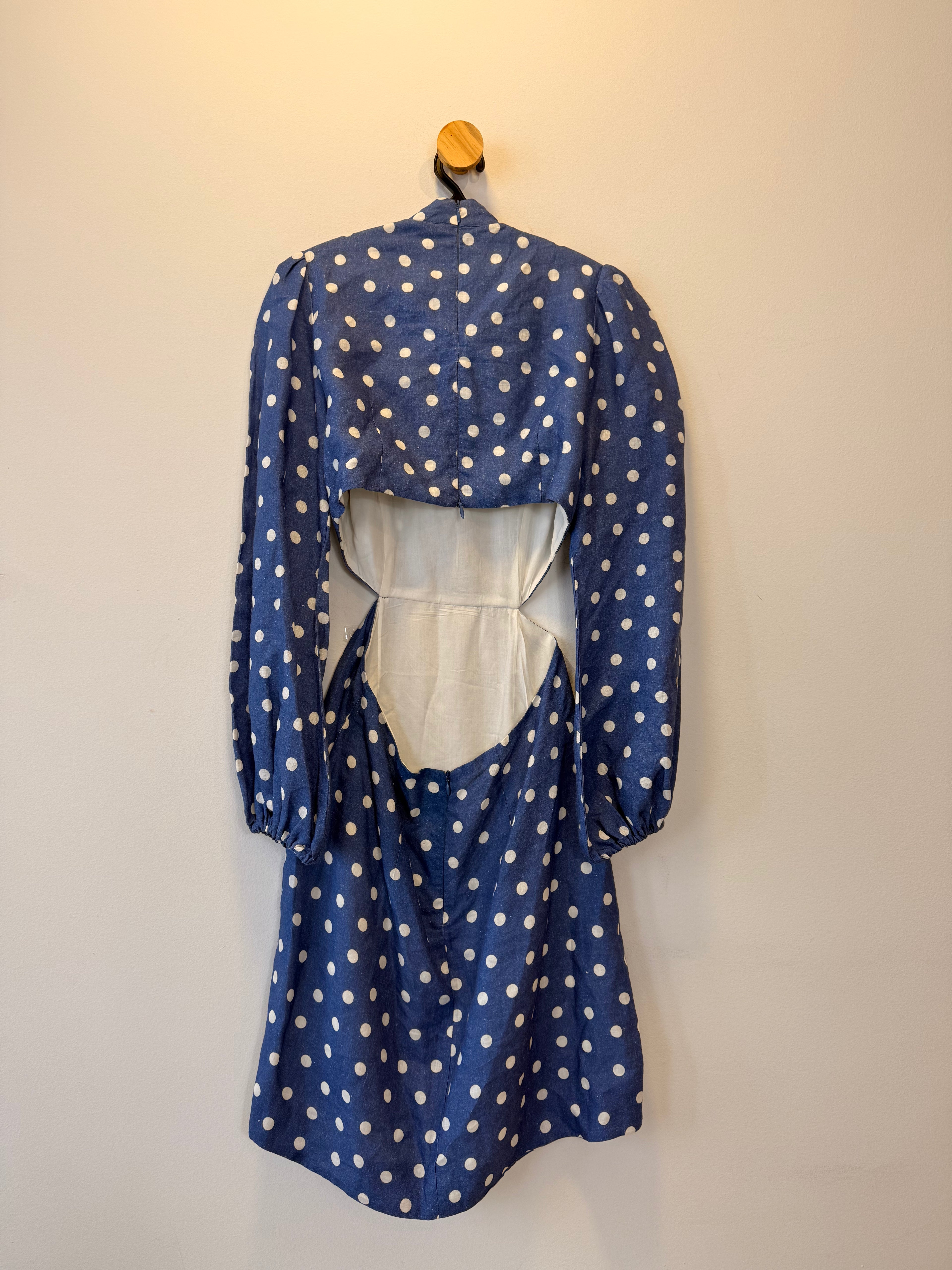 Vestido de Poá Azul com Recortes