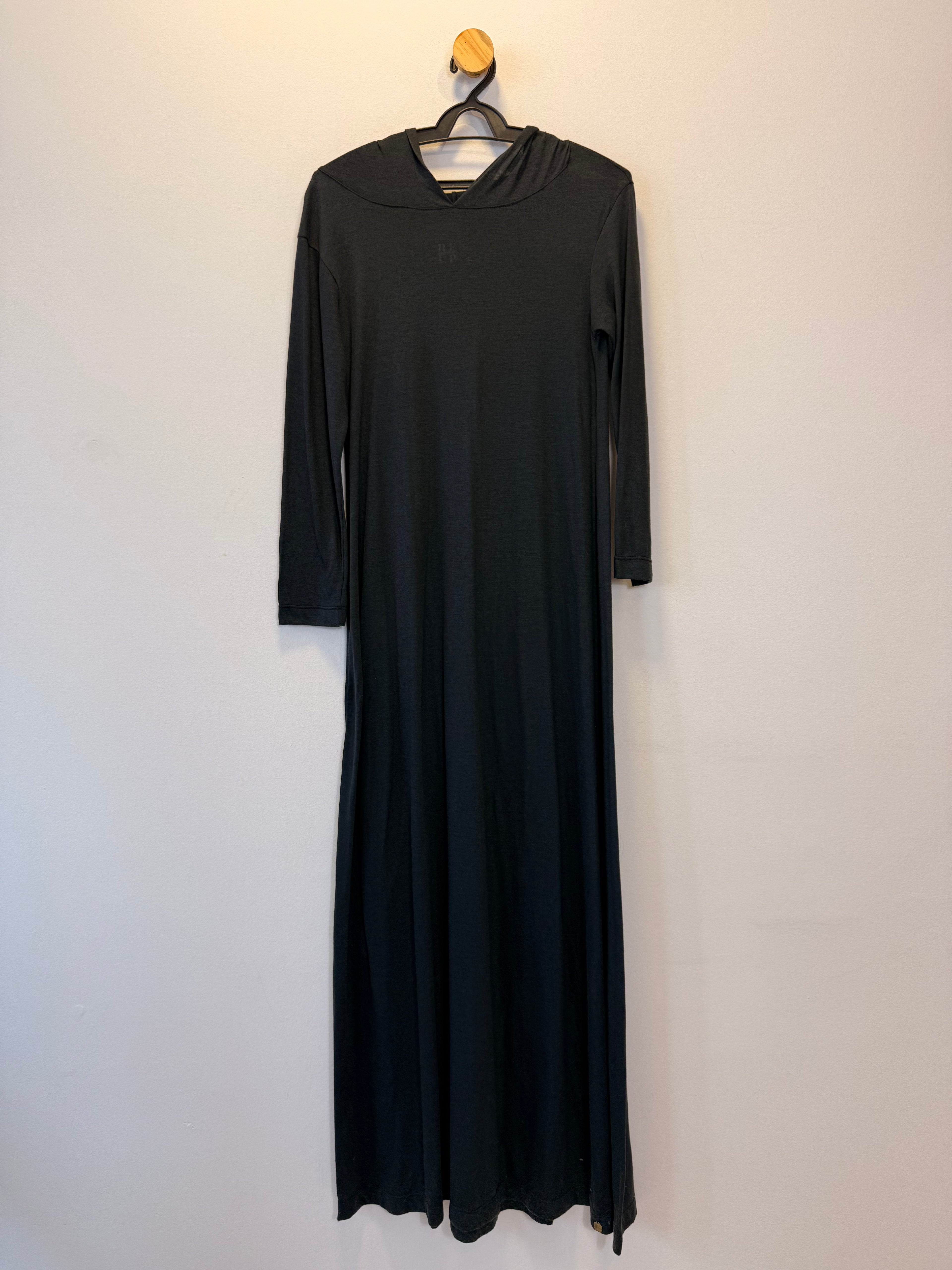 Vestido Longo Preto com Capuz