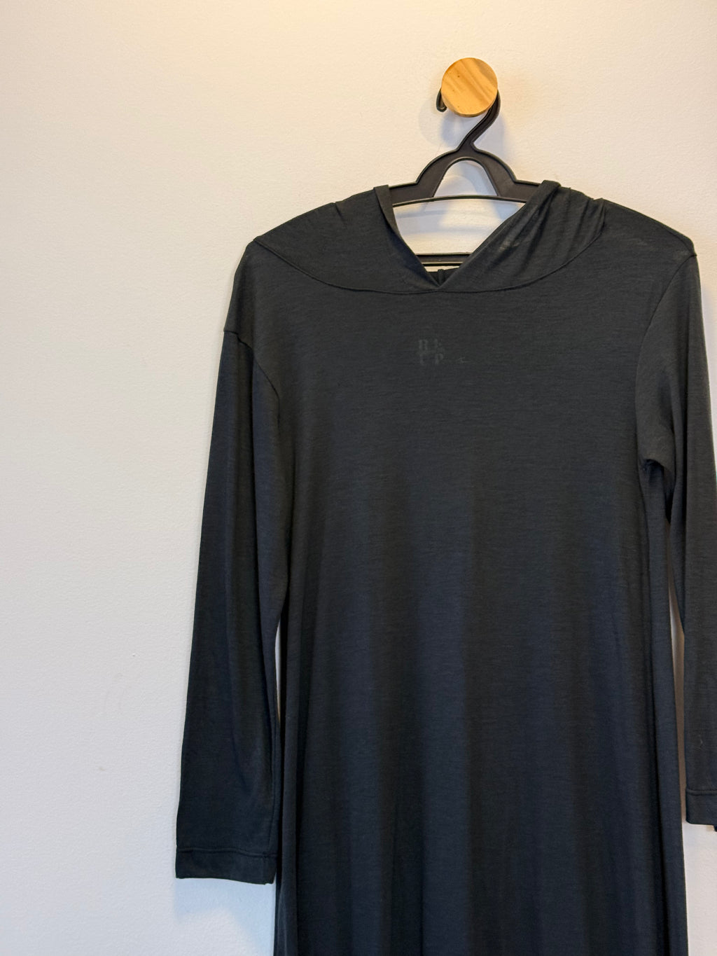 Vestido Longo Preto com Capuz