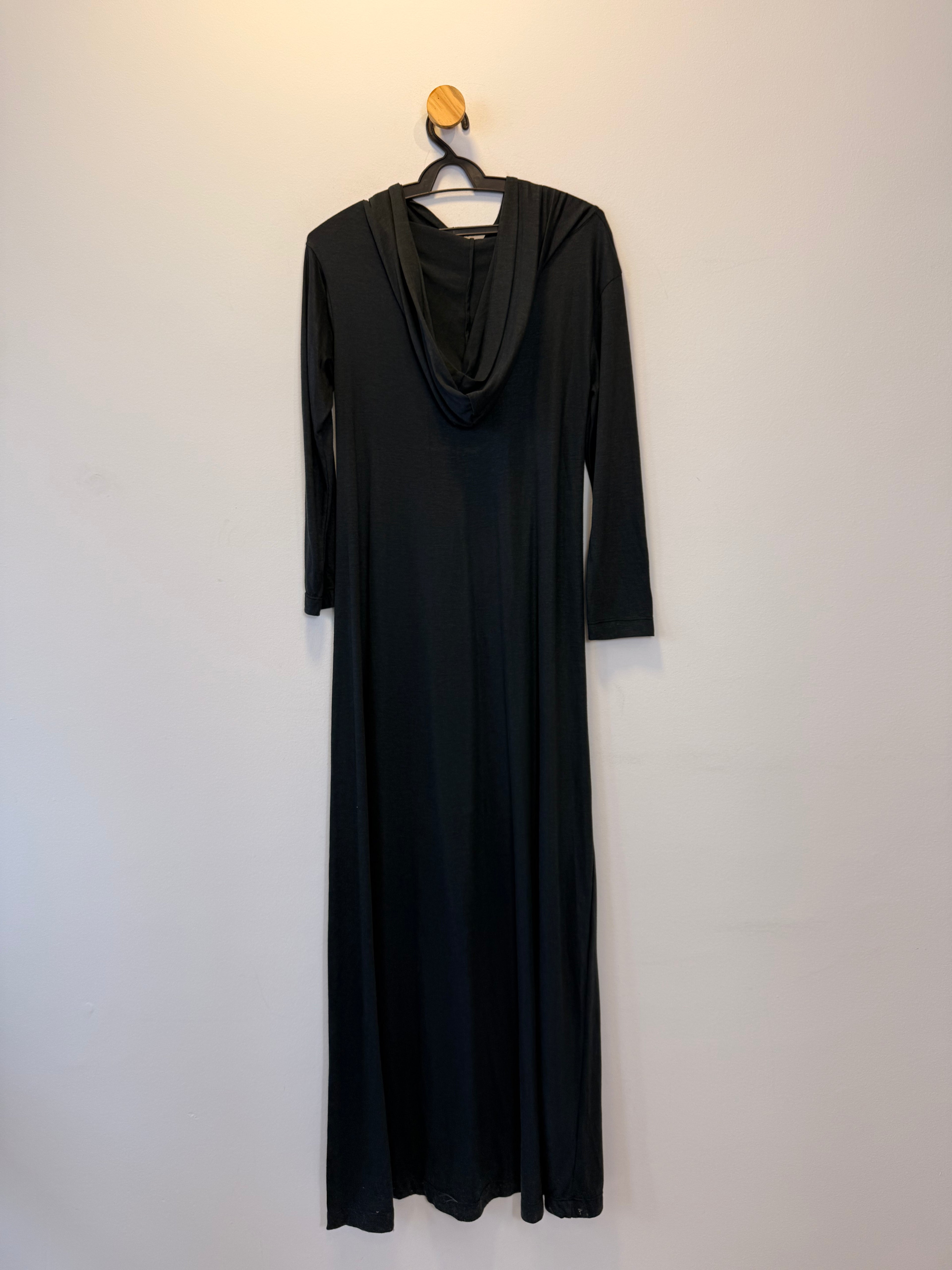 Vestido Longo Preto com Capuz