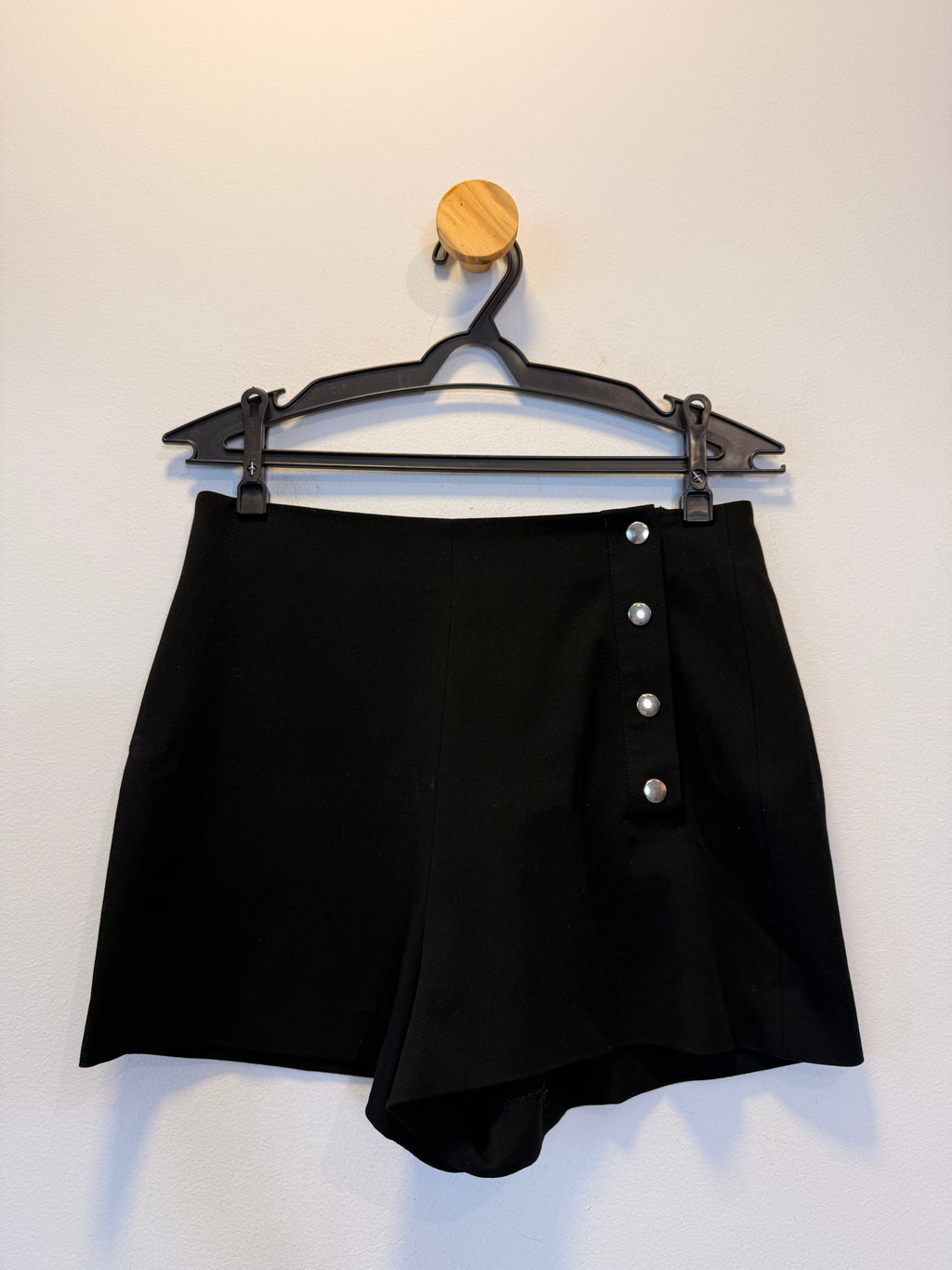 Short Preto com Botões Laterais