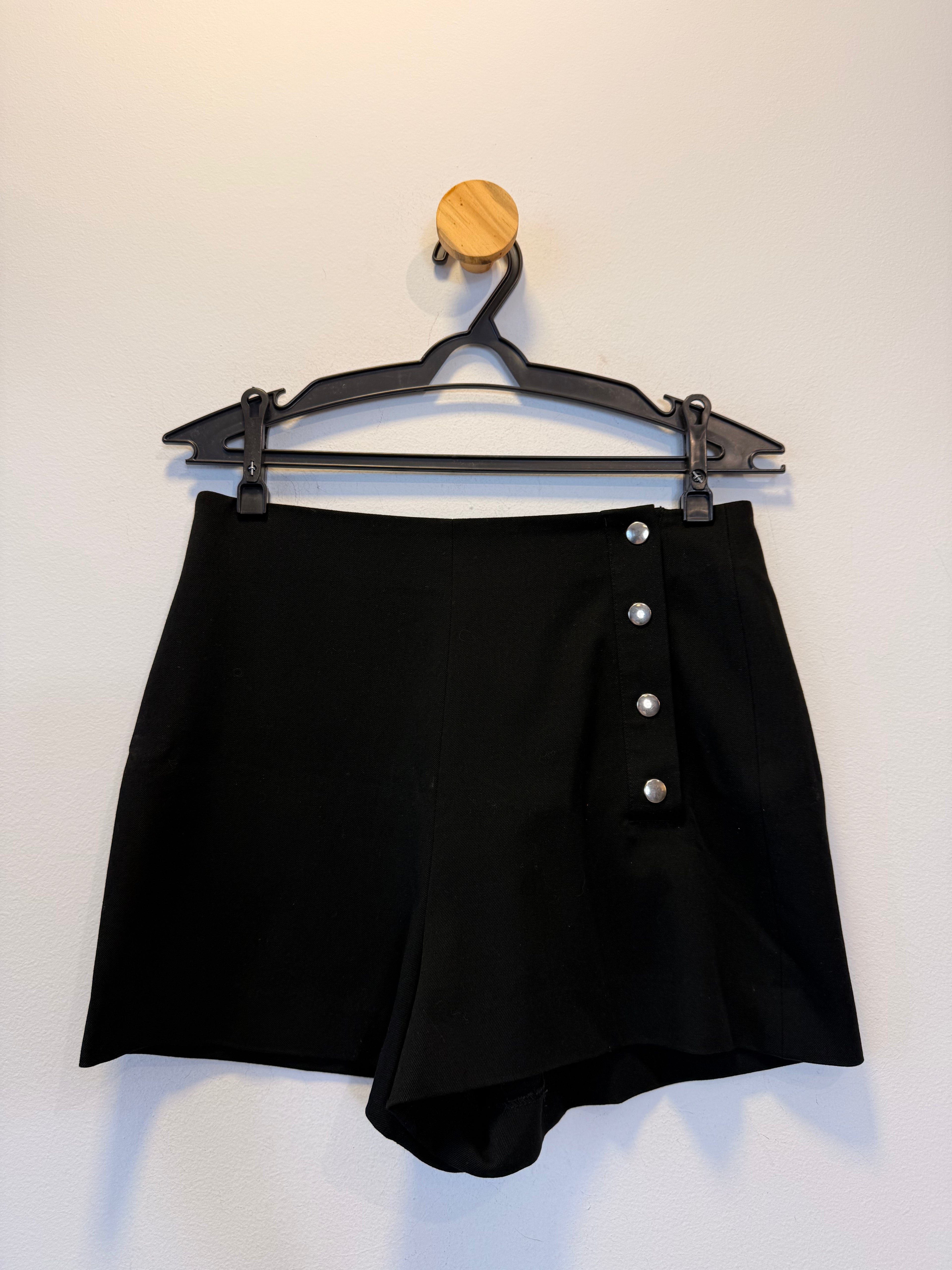 Short Preto com Botões Laterais