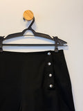 Short Preto com Botões Laterais