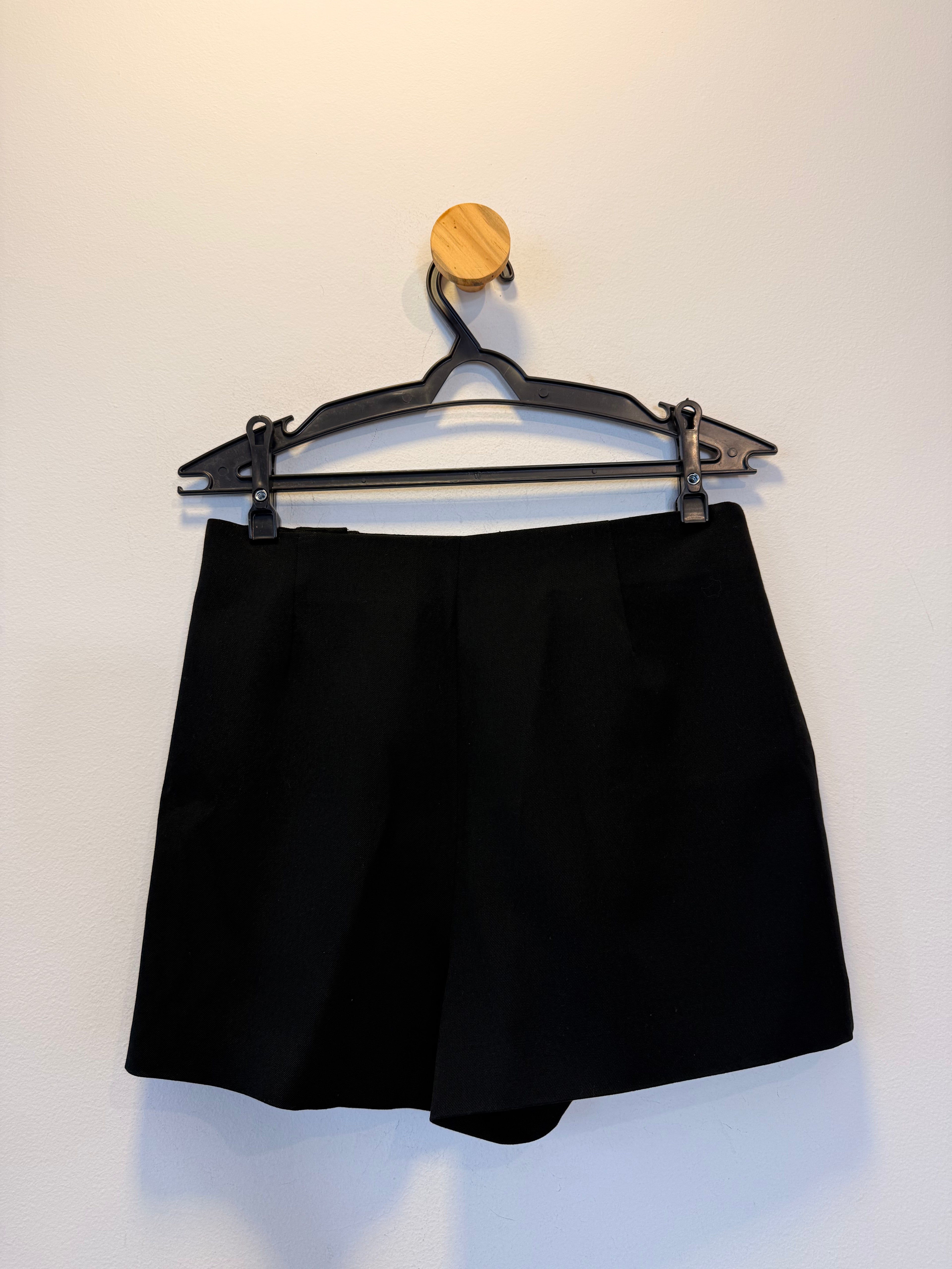 Short Preto com Botões Laterais
