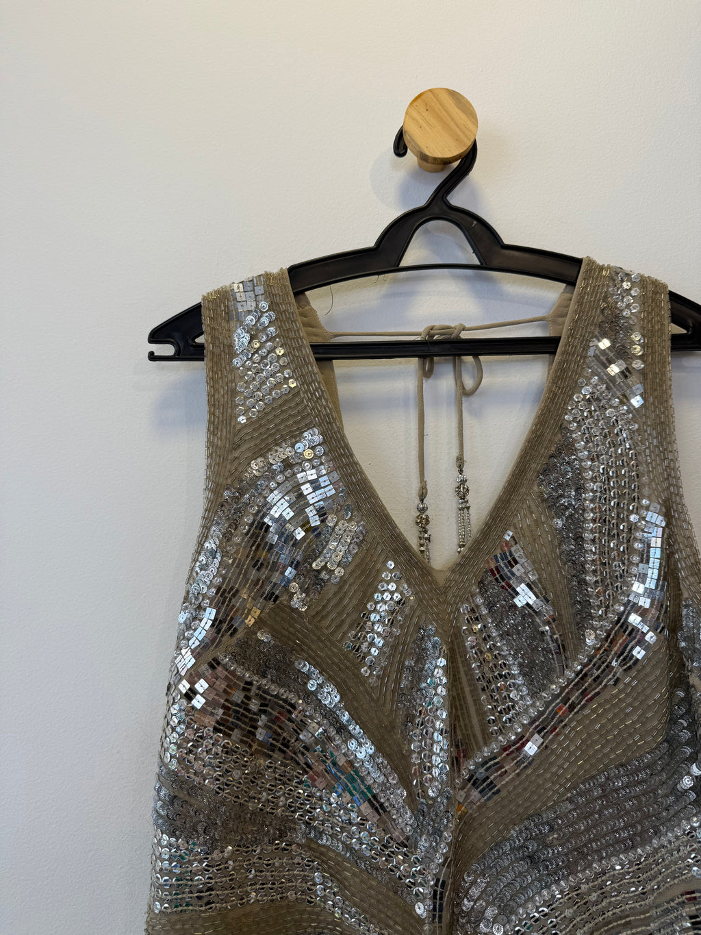 Vestido de Festa Curto Bordado em Paete Prata
