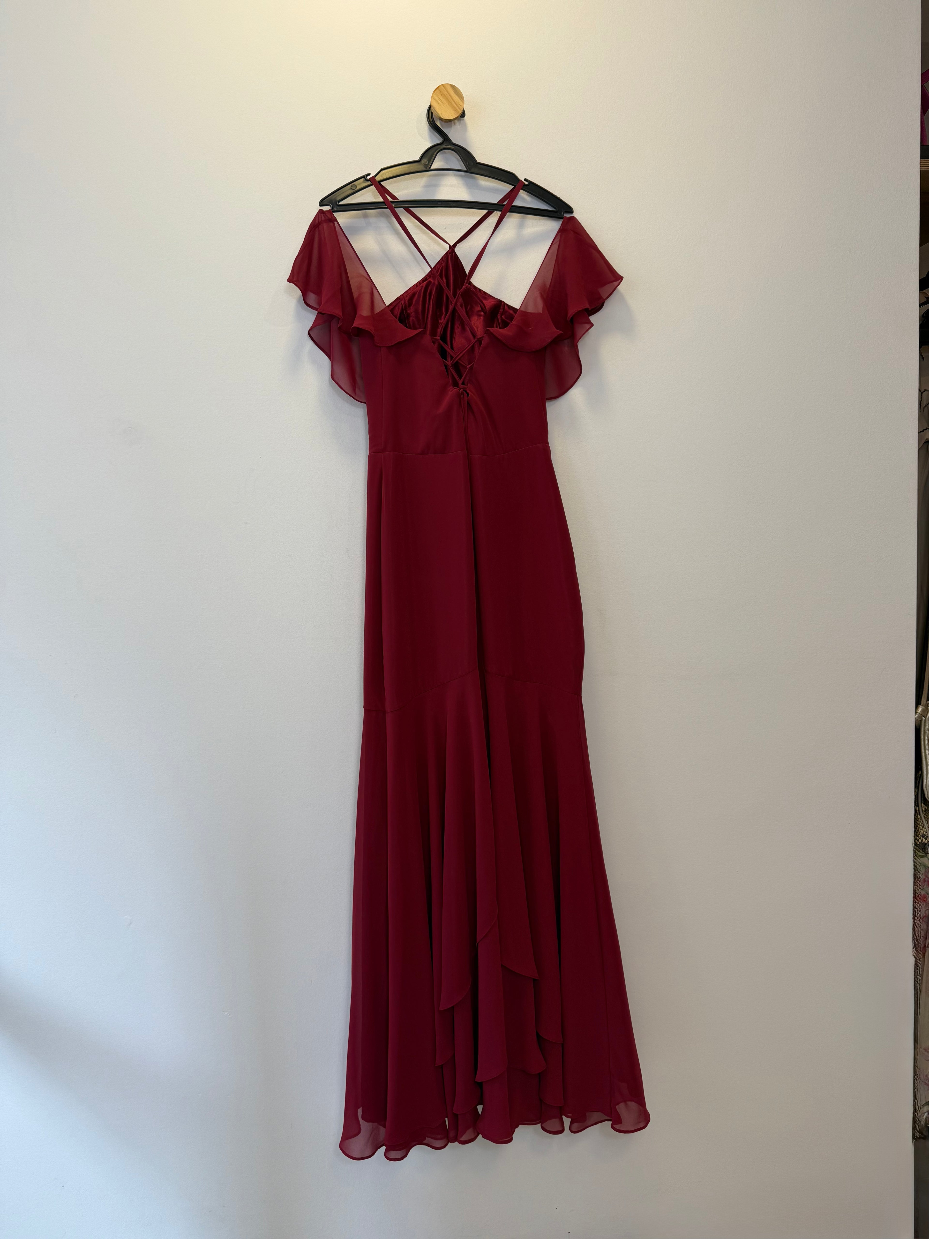 Vestido de Festa Bordo com Babado no Busto e Costa