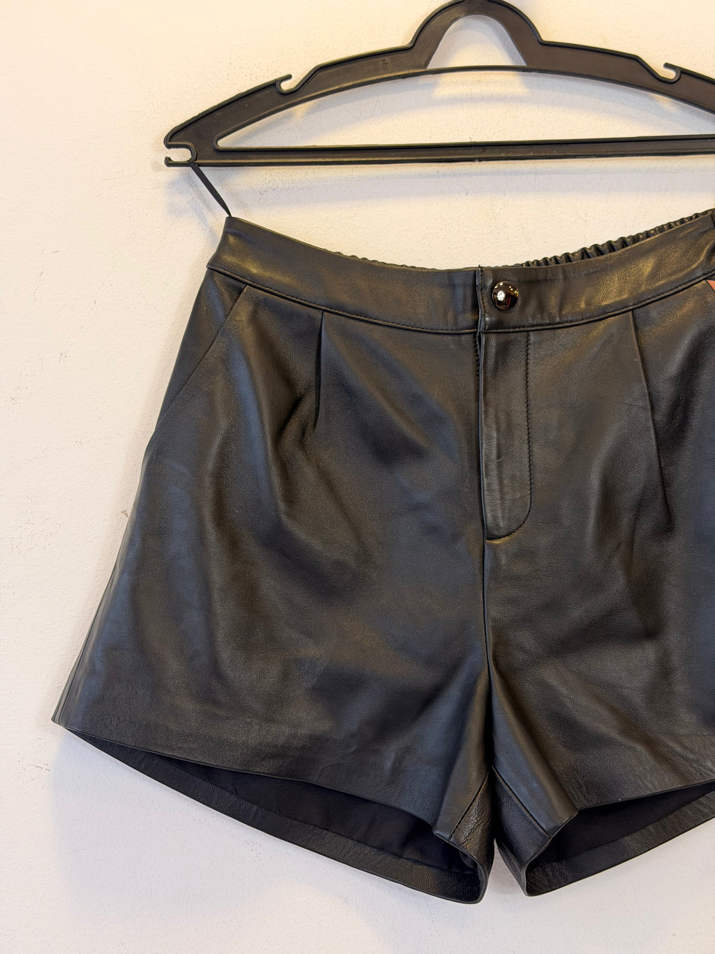Short de Couro Preto Agustina